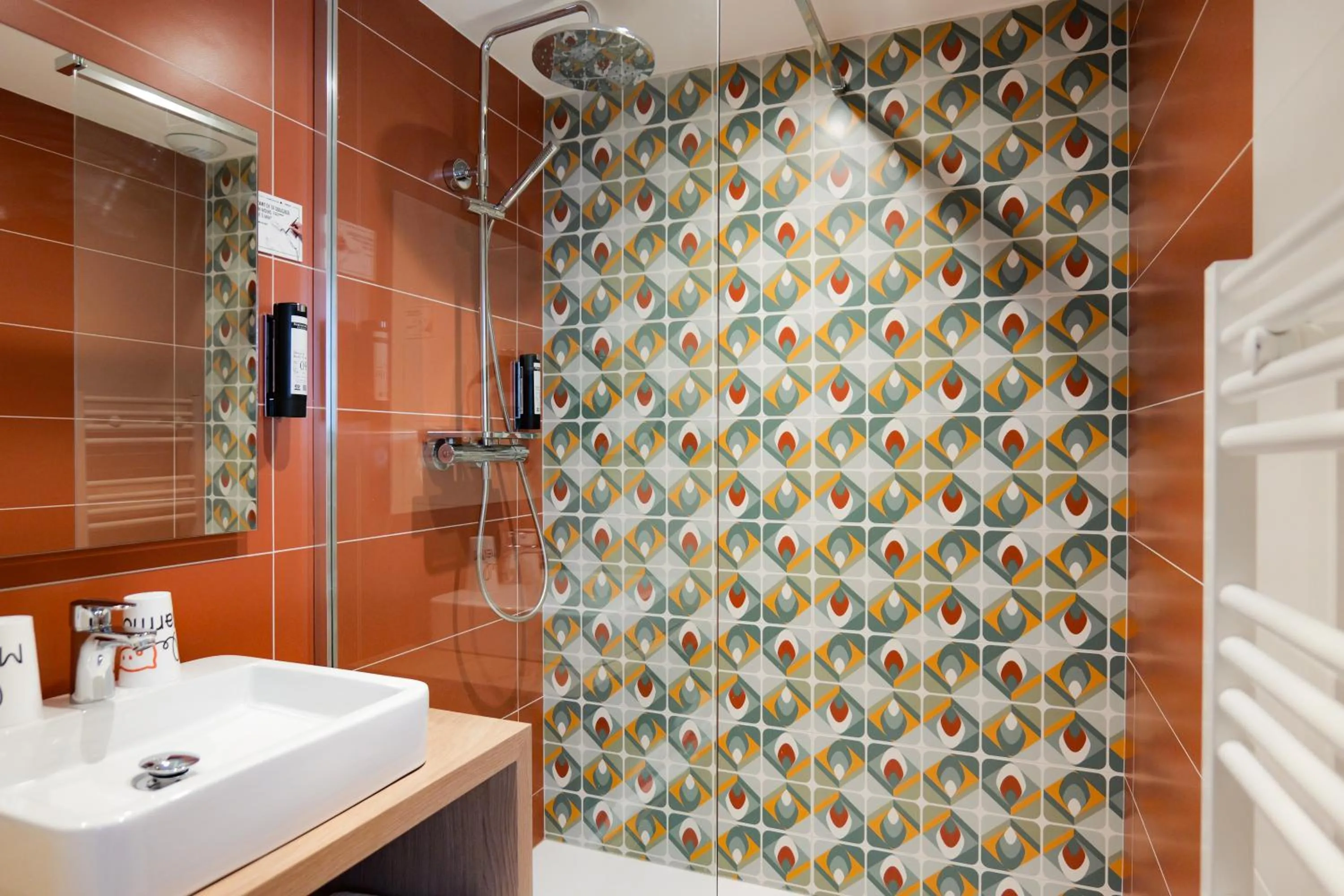 Bathroom in The Originals Boutique, Hôtel Le Marmotel, Clermont-Ferrand