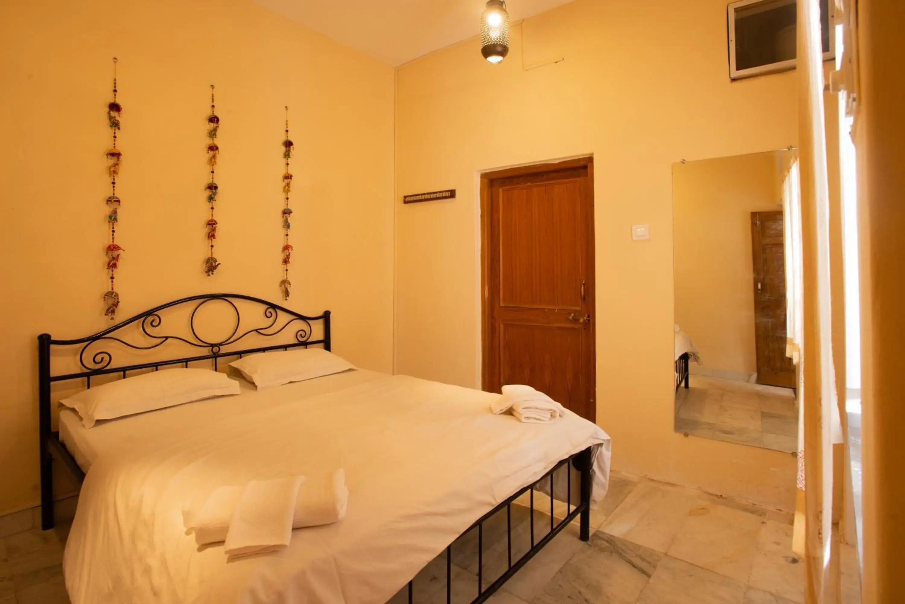 Standard Double Bed Private Room Ensuite in Hostel Mantra Standard Double Bed Private Room Ensuite in Hostel Mantra