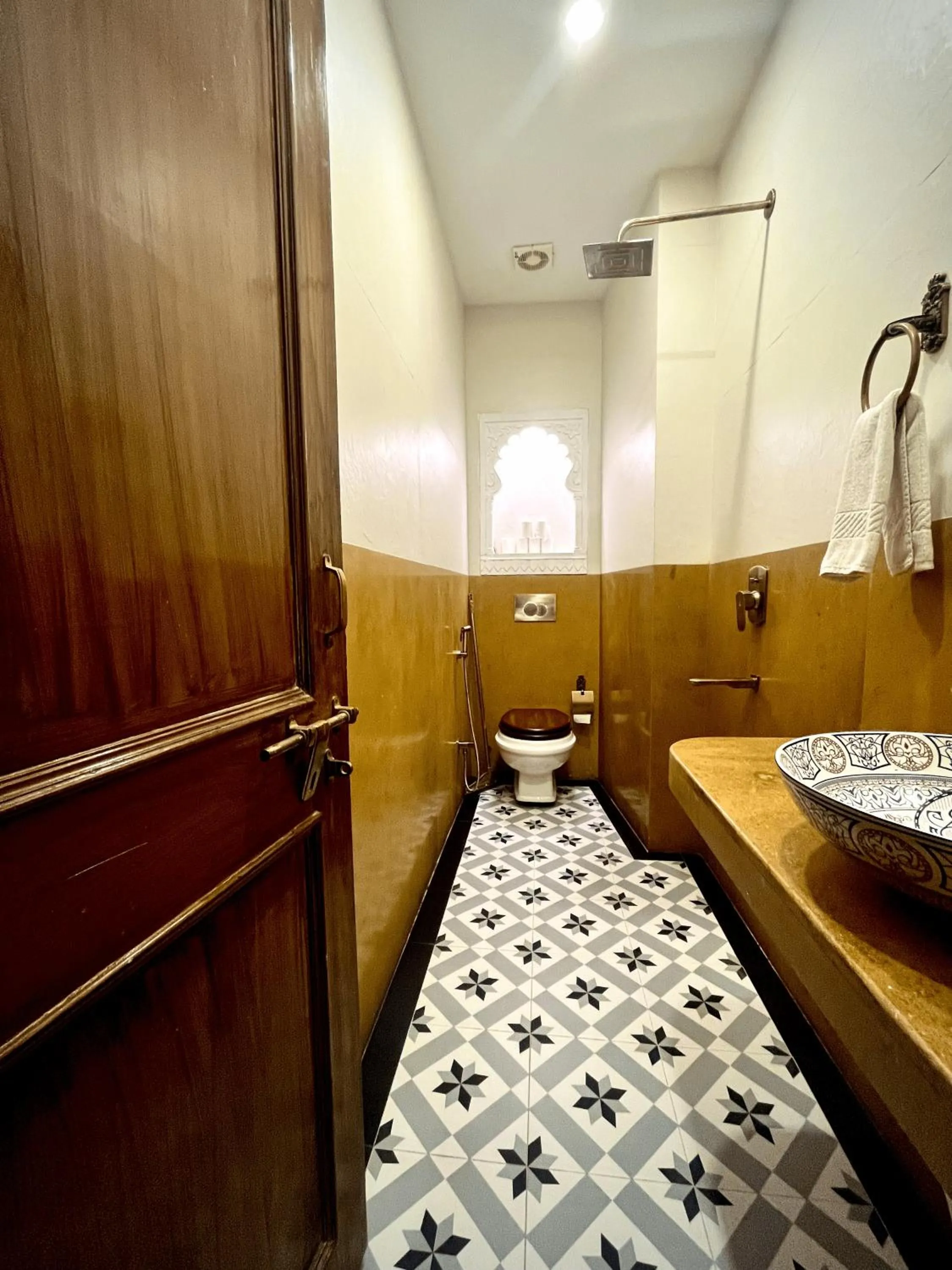 Shower, Bed in Hostel Mantra