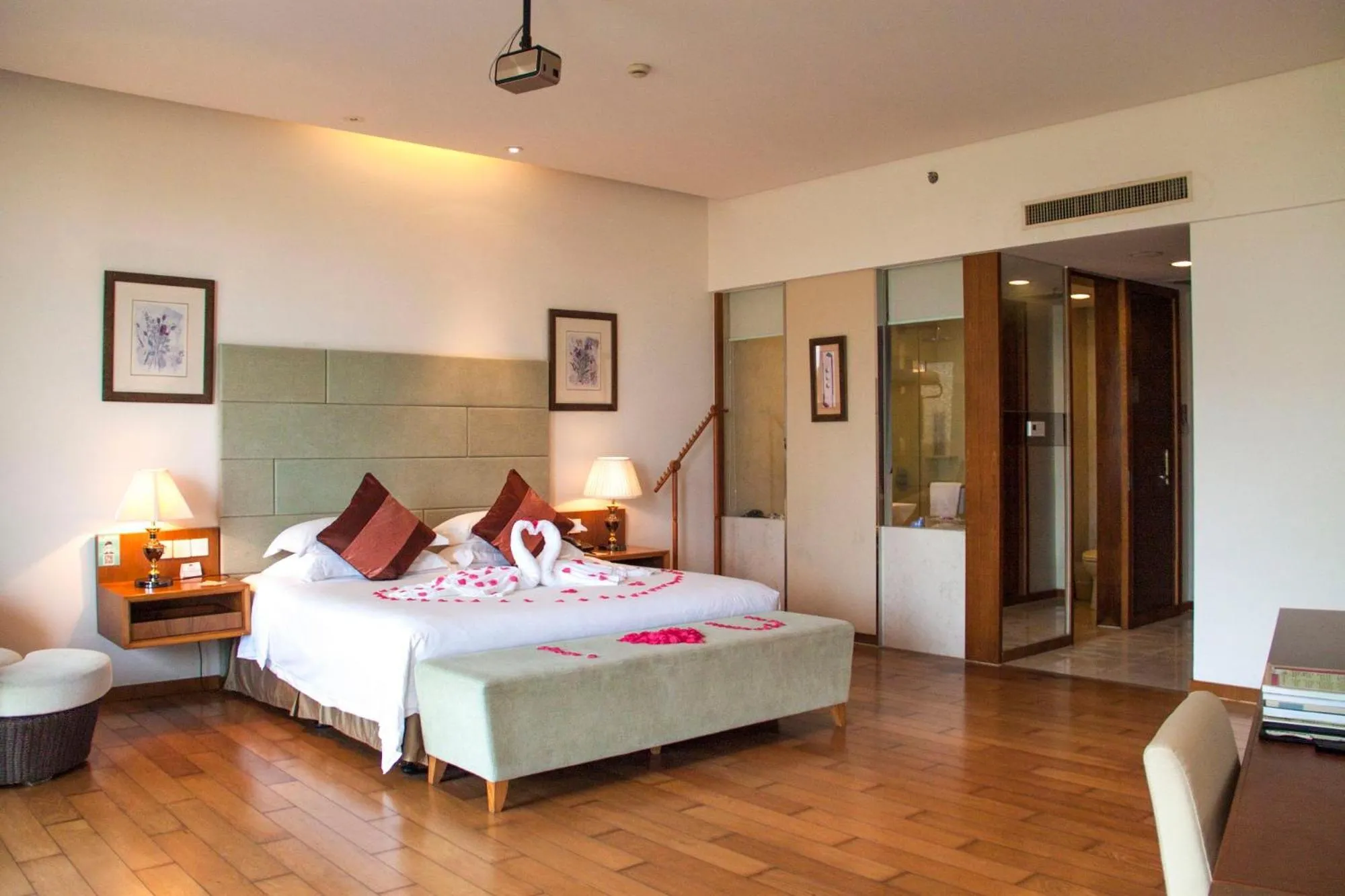 Bed in Mingshen Golf & Bay Resort Sanya