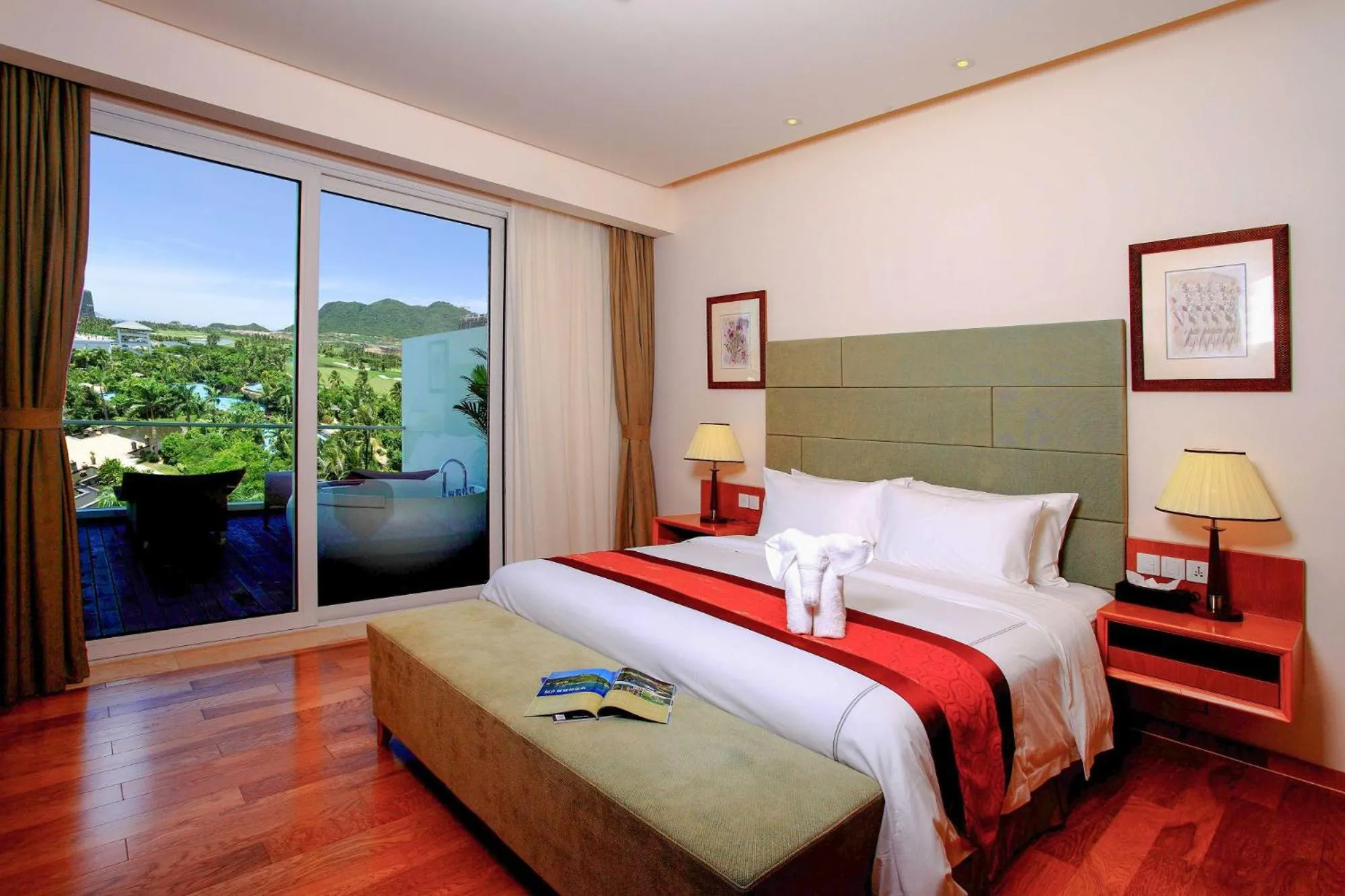 Bed in Mingshen Golf & Bay Resort Sanya