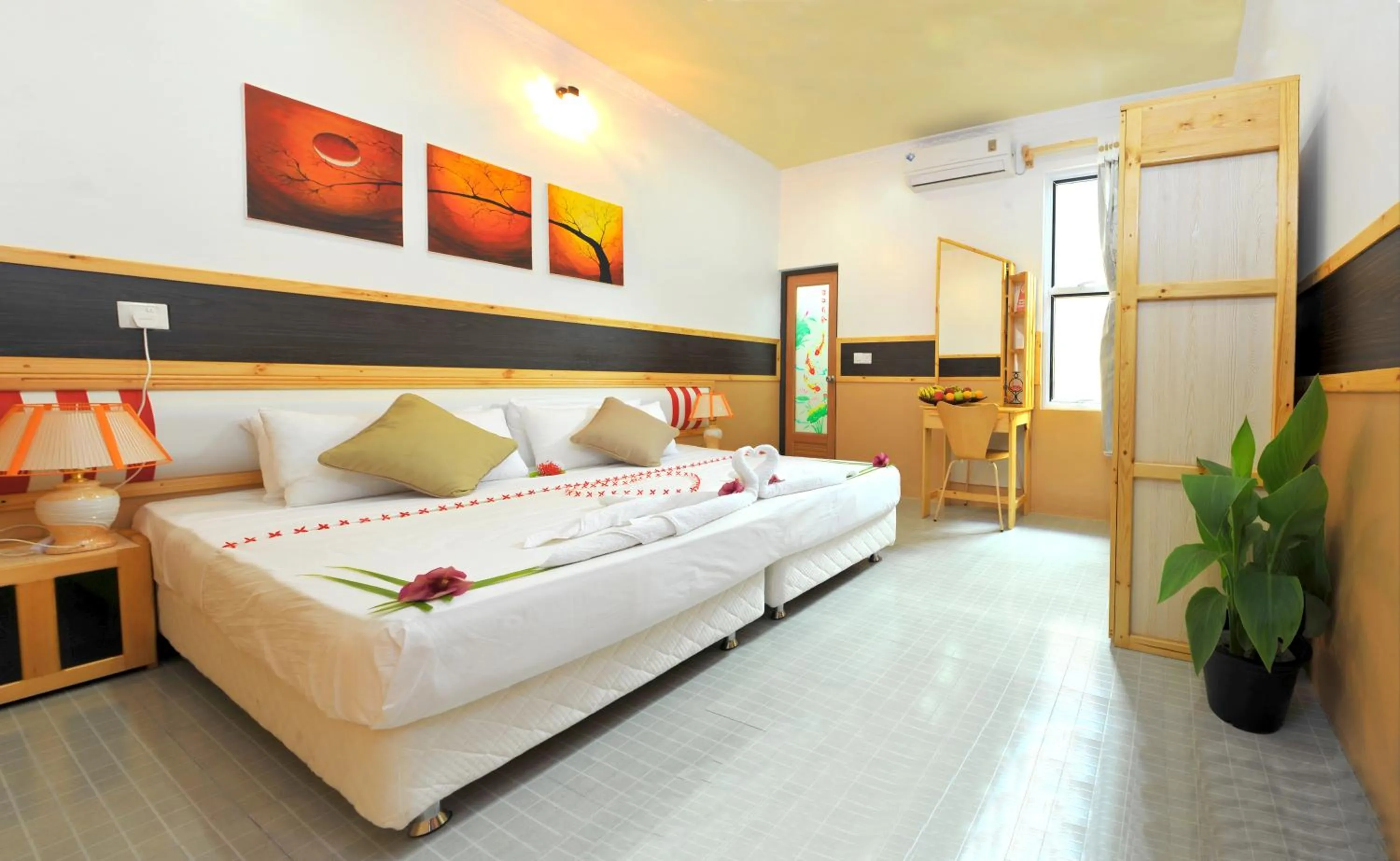 Shower, Bed in Arora Inn