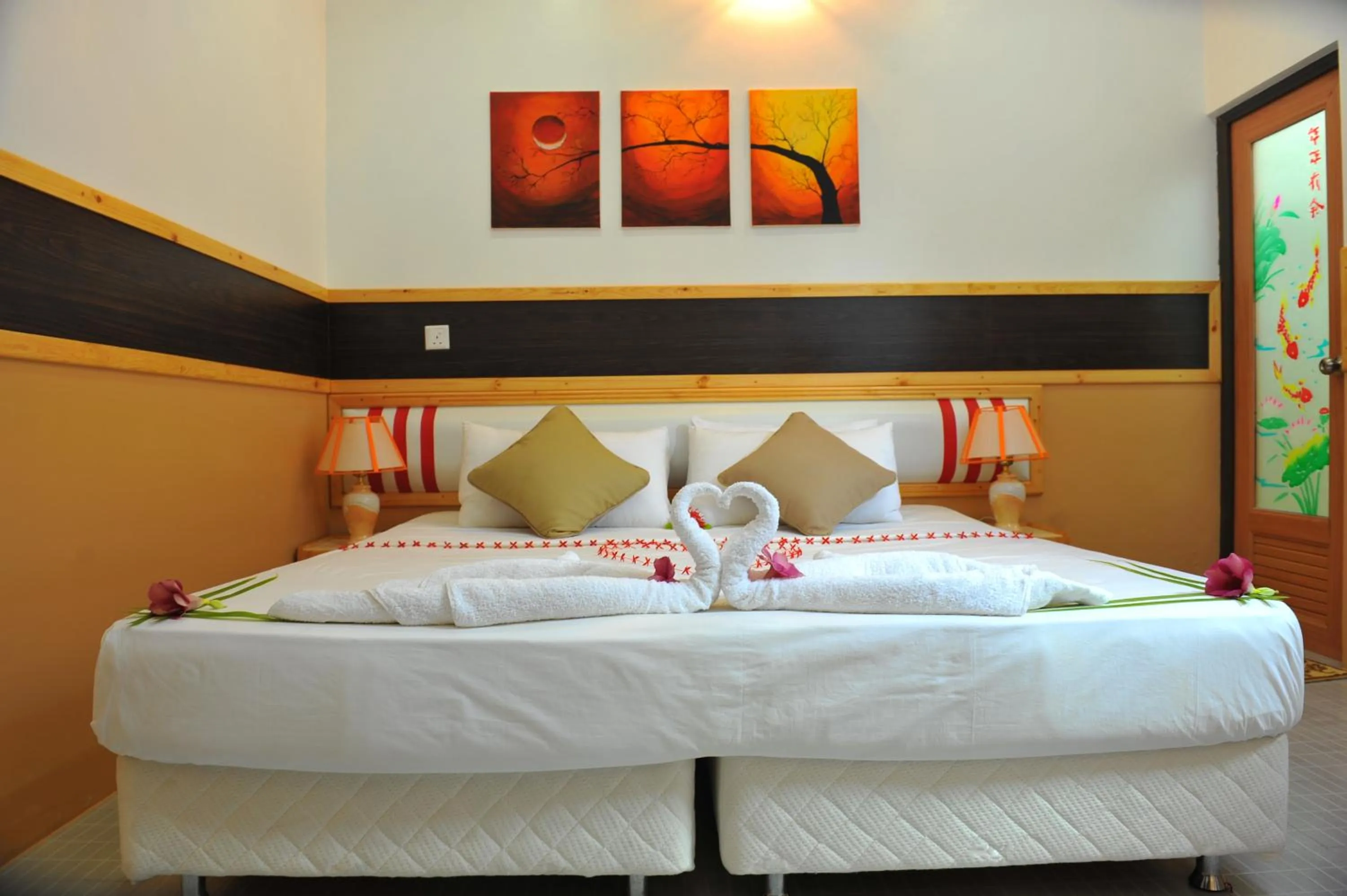 Day, Bed in Arora Inn