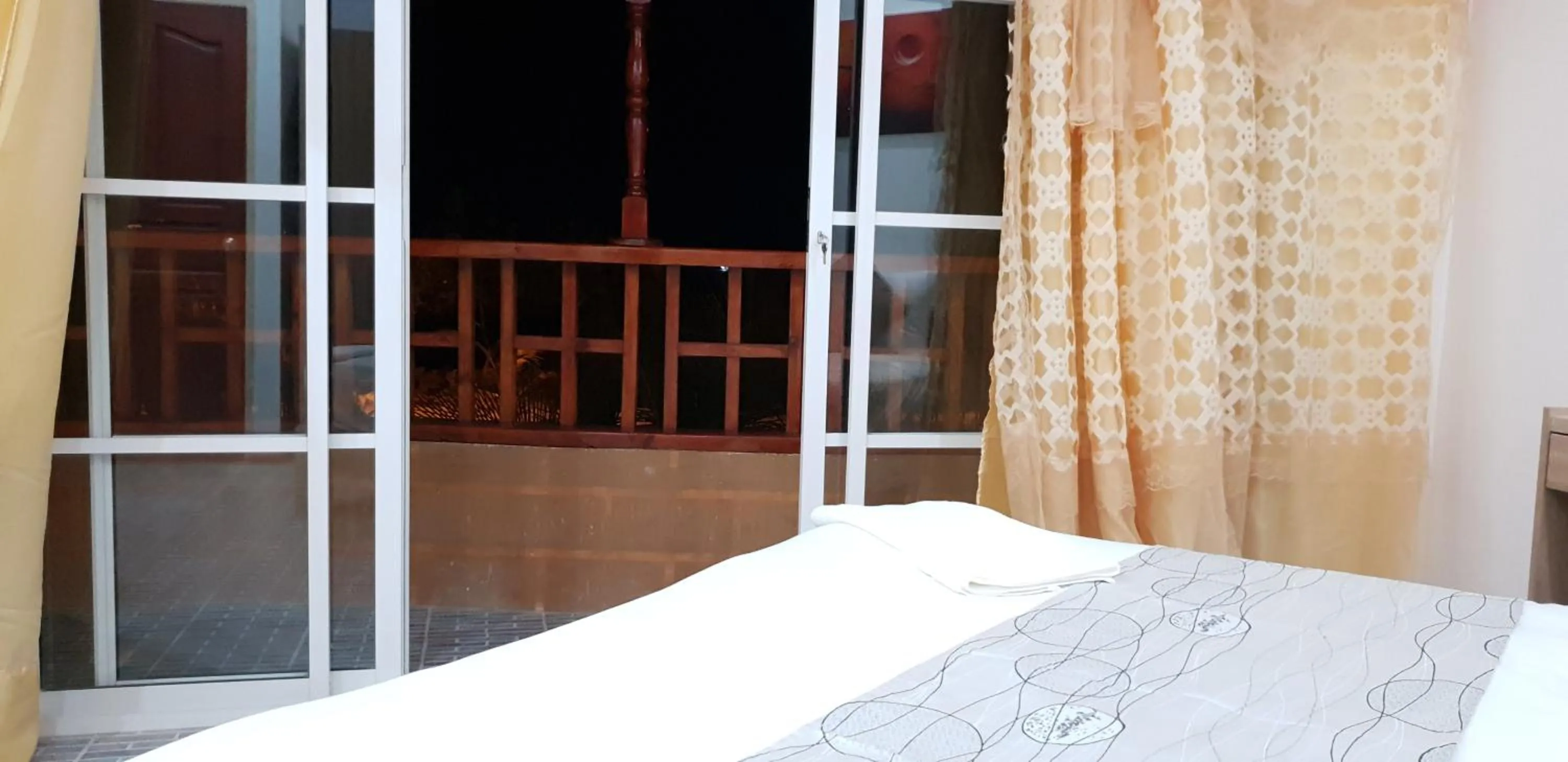 Balcony/Terrace, Bed in Arora Inn