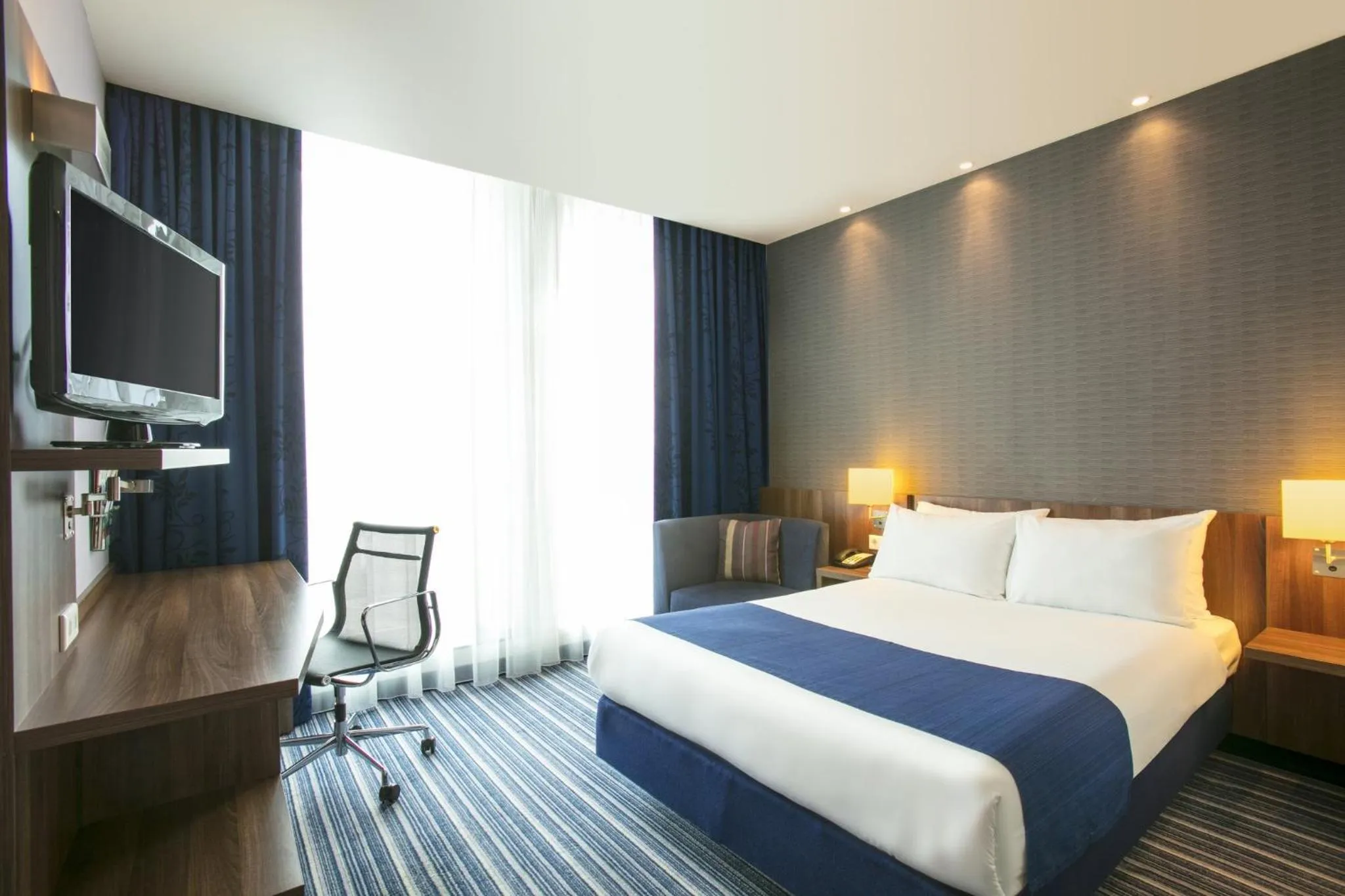 Photo of the whole room, Bed in Holiday Inn Express Rotterdam - Central Station by IHG