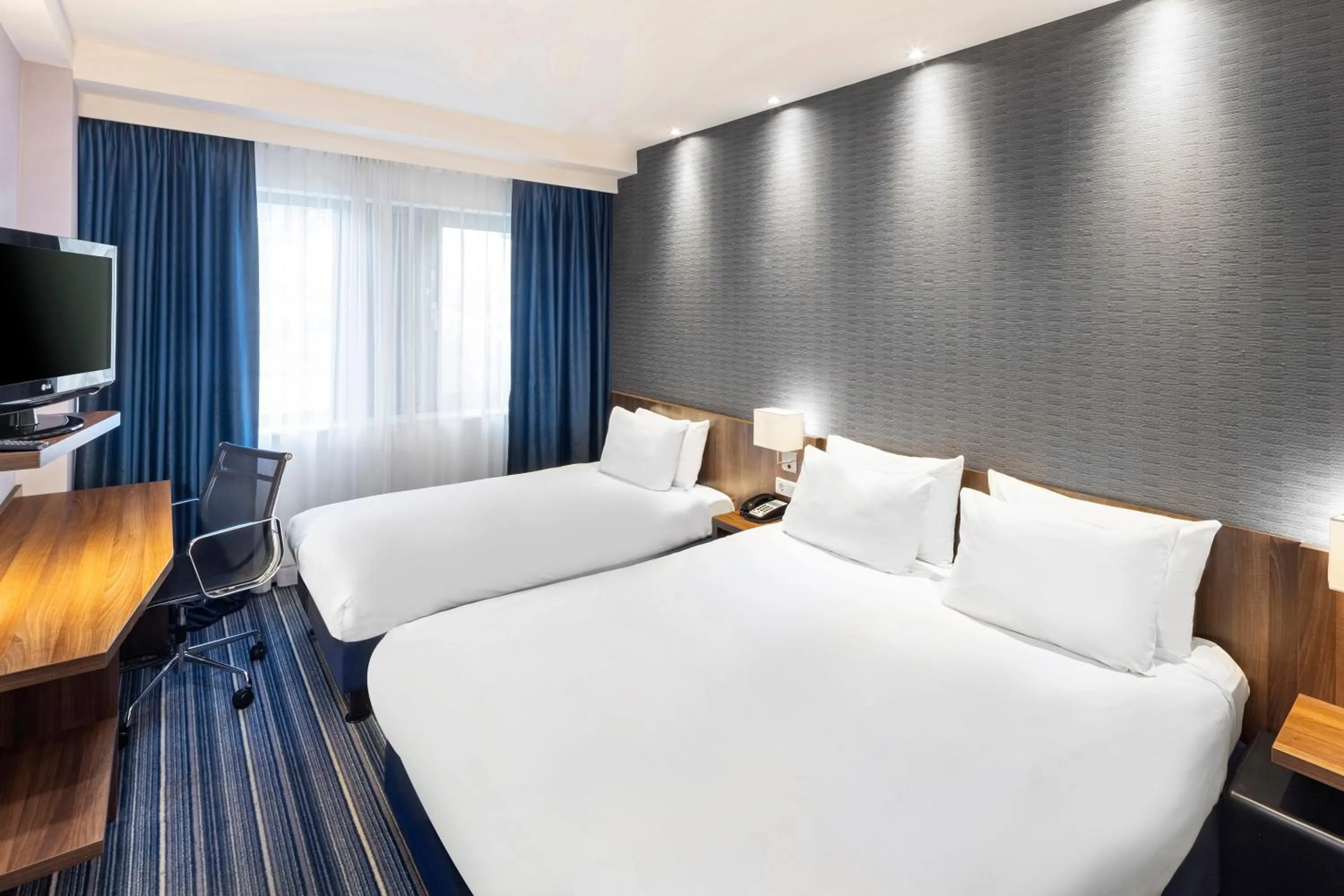 Bed in Holiday Inn Express Rotterdam - Central Station by IHG