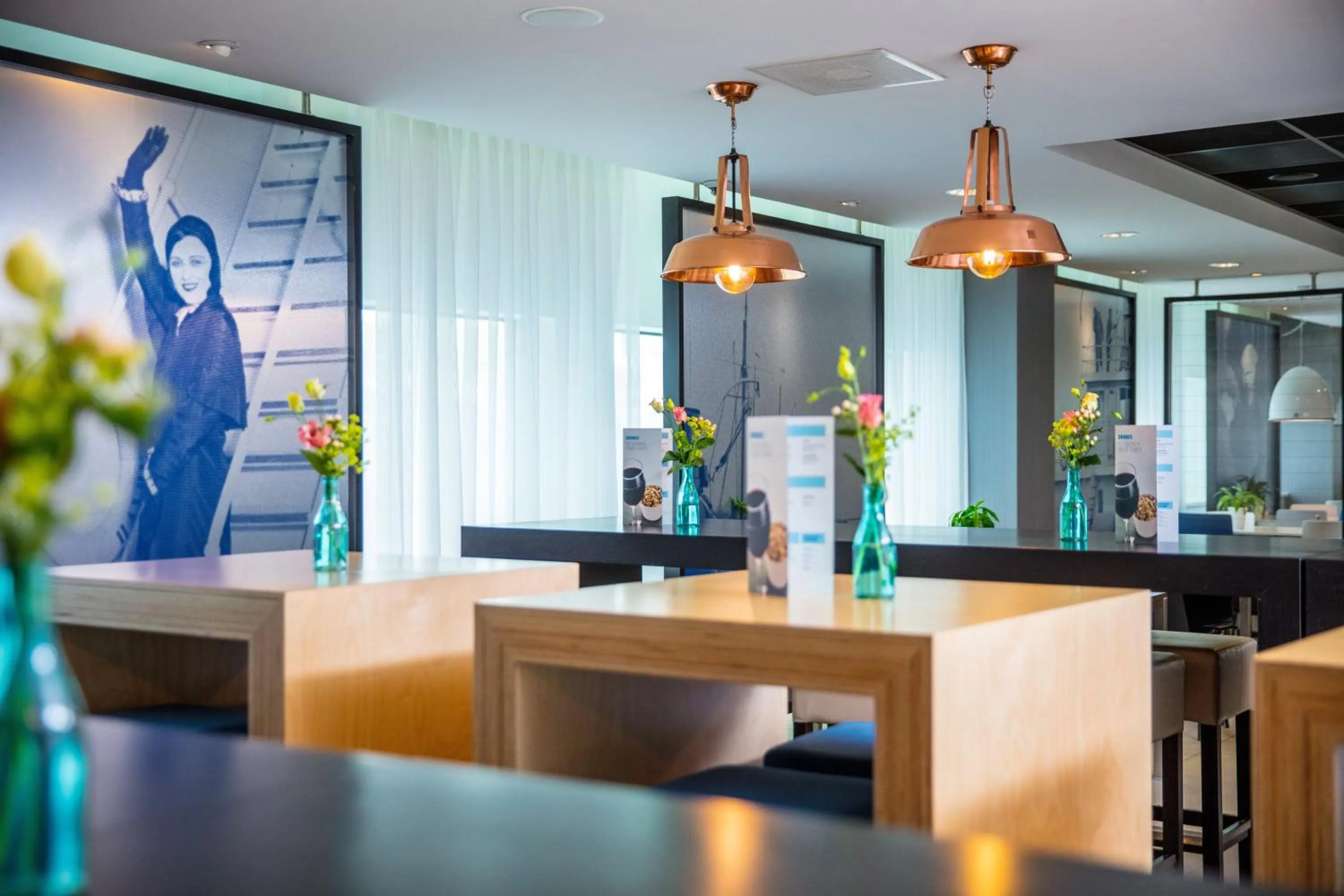 Lounge or bar in Holiday Inn Express Rotterdam - Central Station by IHG
