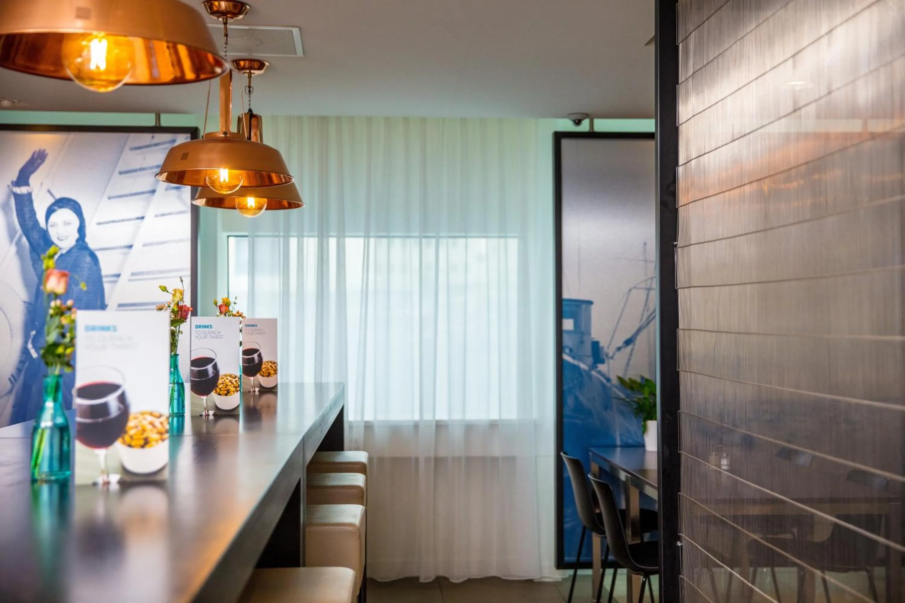 Lounge or bar in Holiday Inn Express Rotterdam - Central Station by IHG