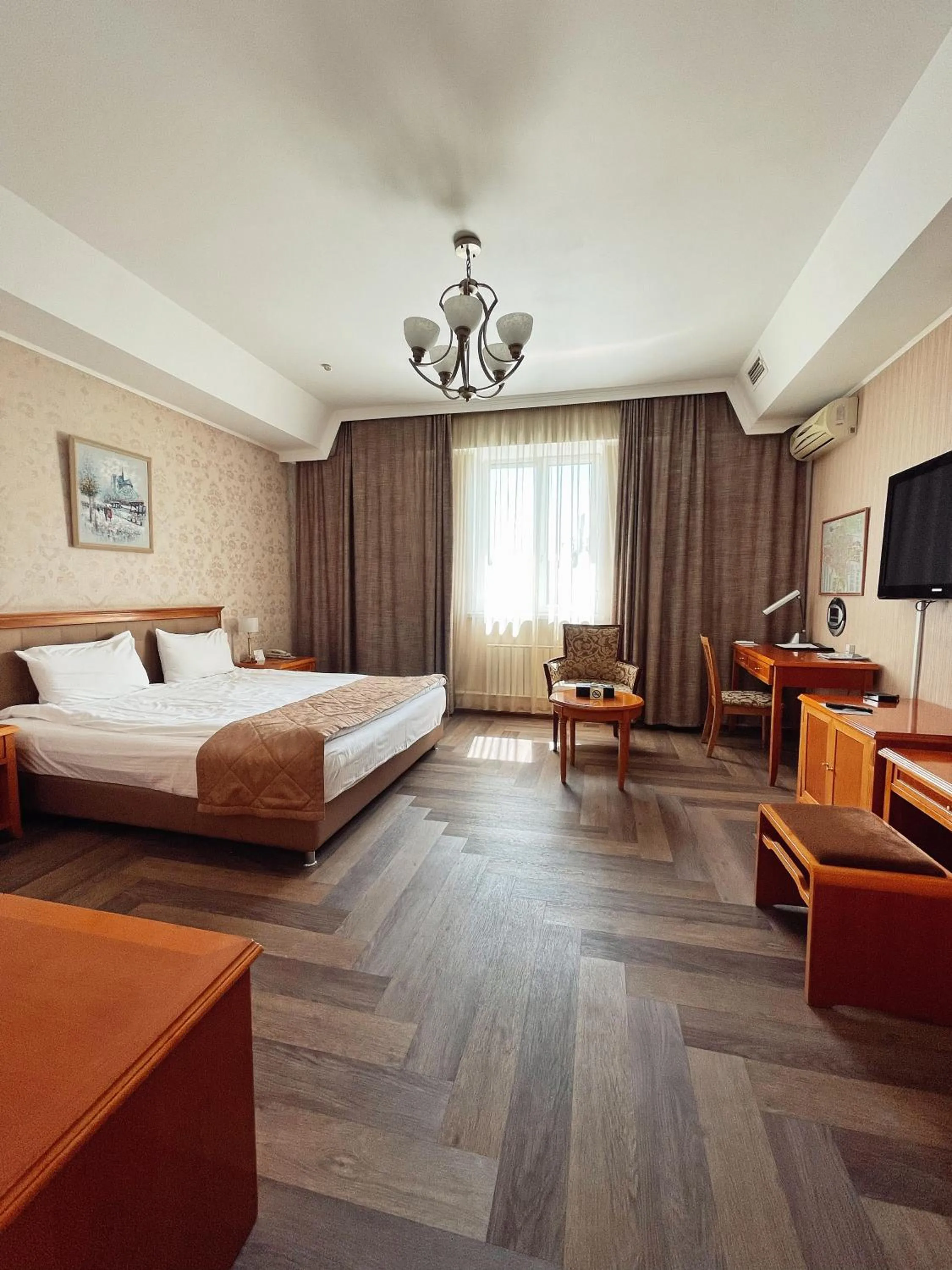 Photo of the whole room, Bed in Golden Dragon