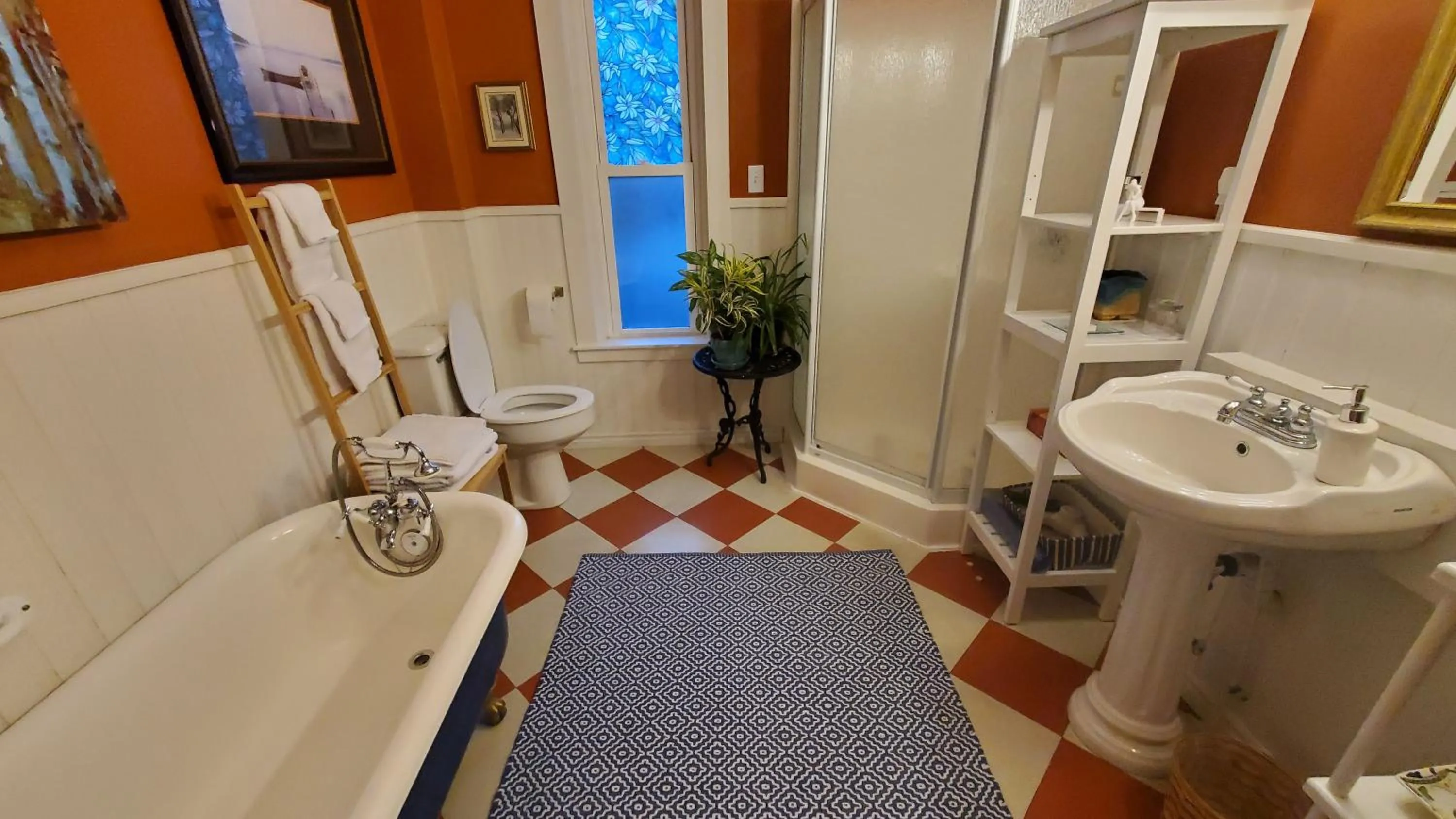 Shower in The Lark & Loon Inn