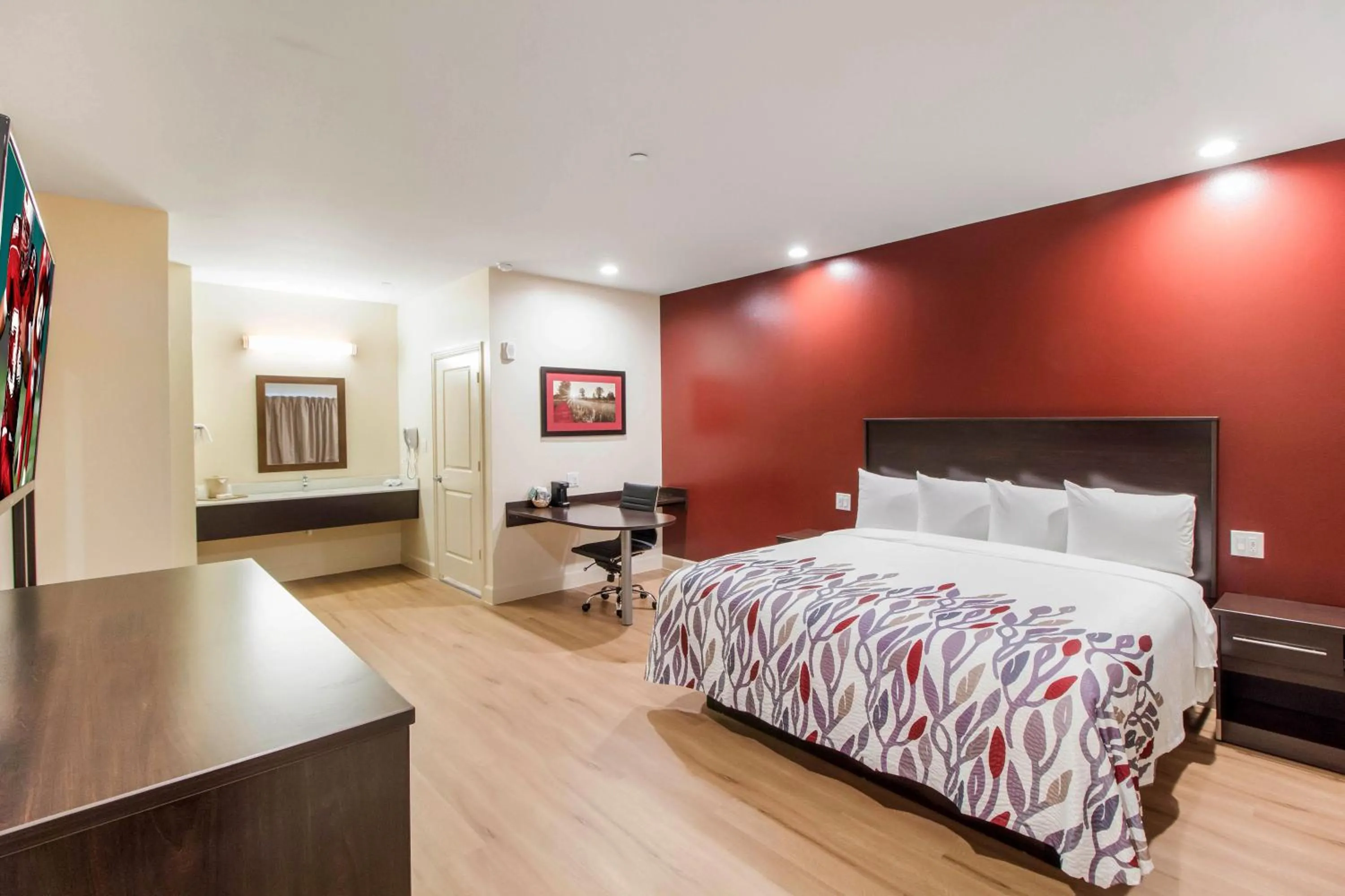 Photo of the whole room, Bed in Red Roof Inn Houston - Willowbrook