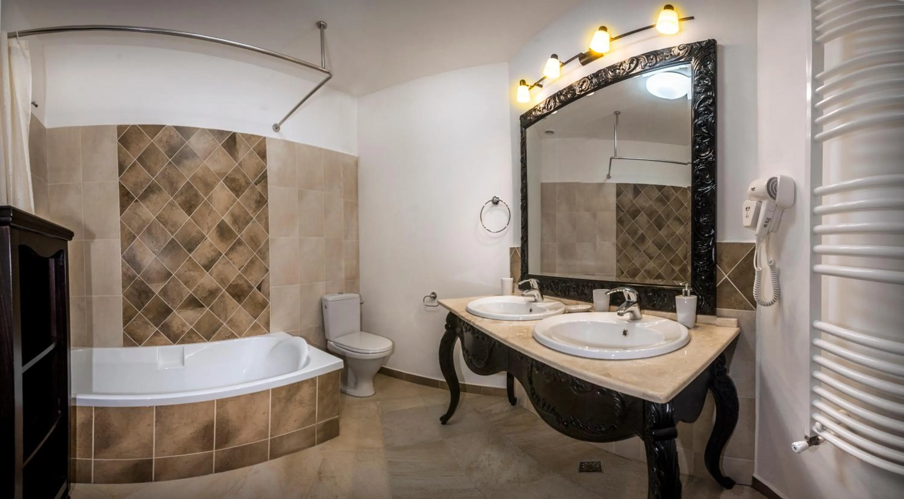 Bathroom in Hotel Central Park Sighisoara
