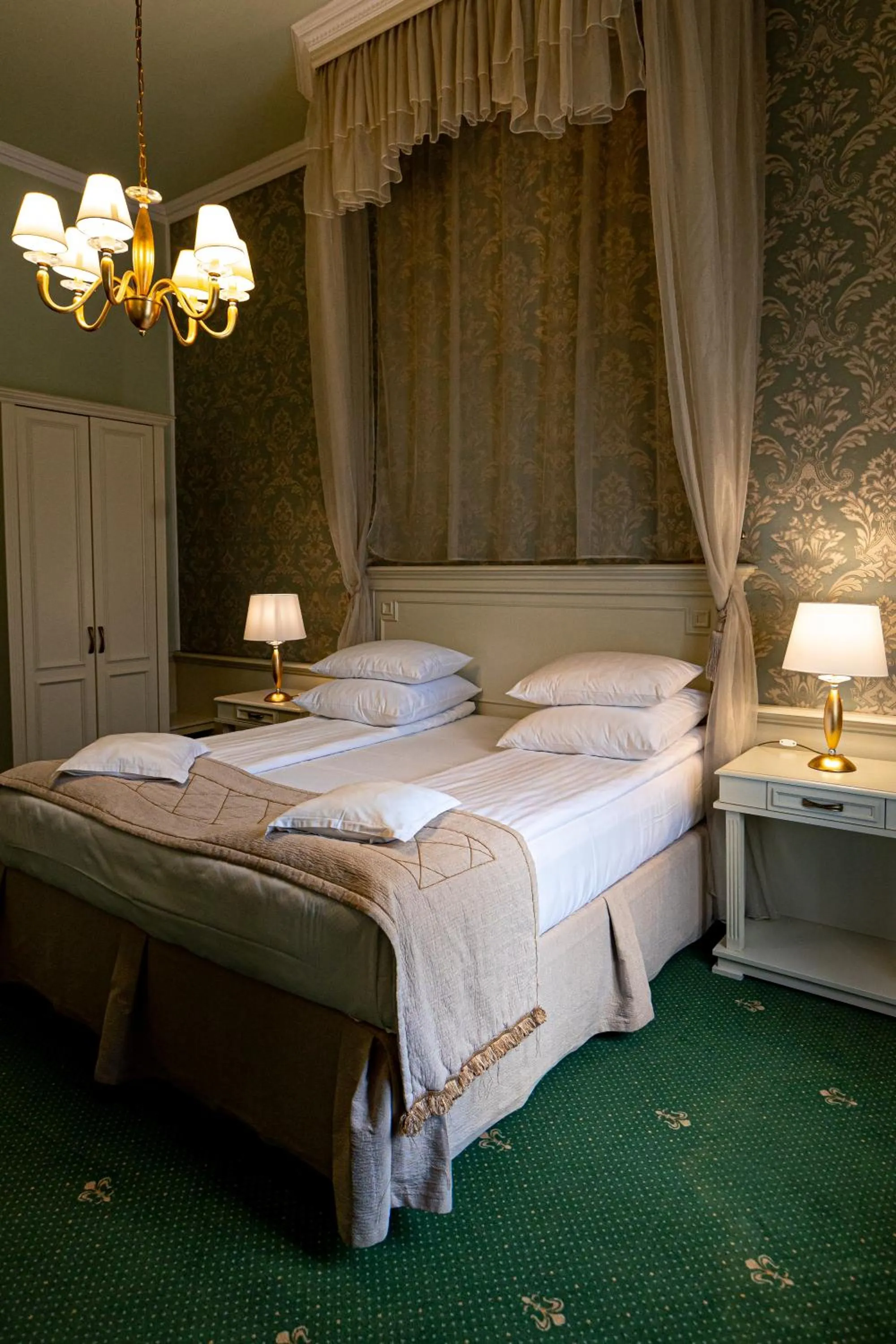 Bed in Hotel Central Park Sighisoara