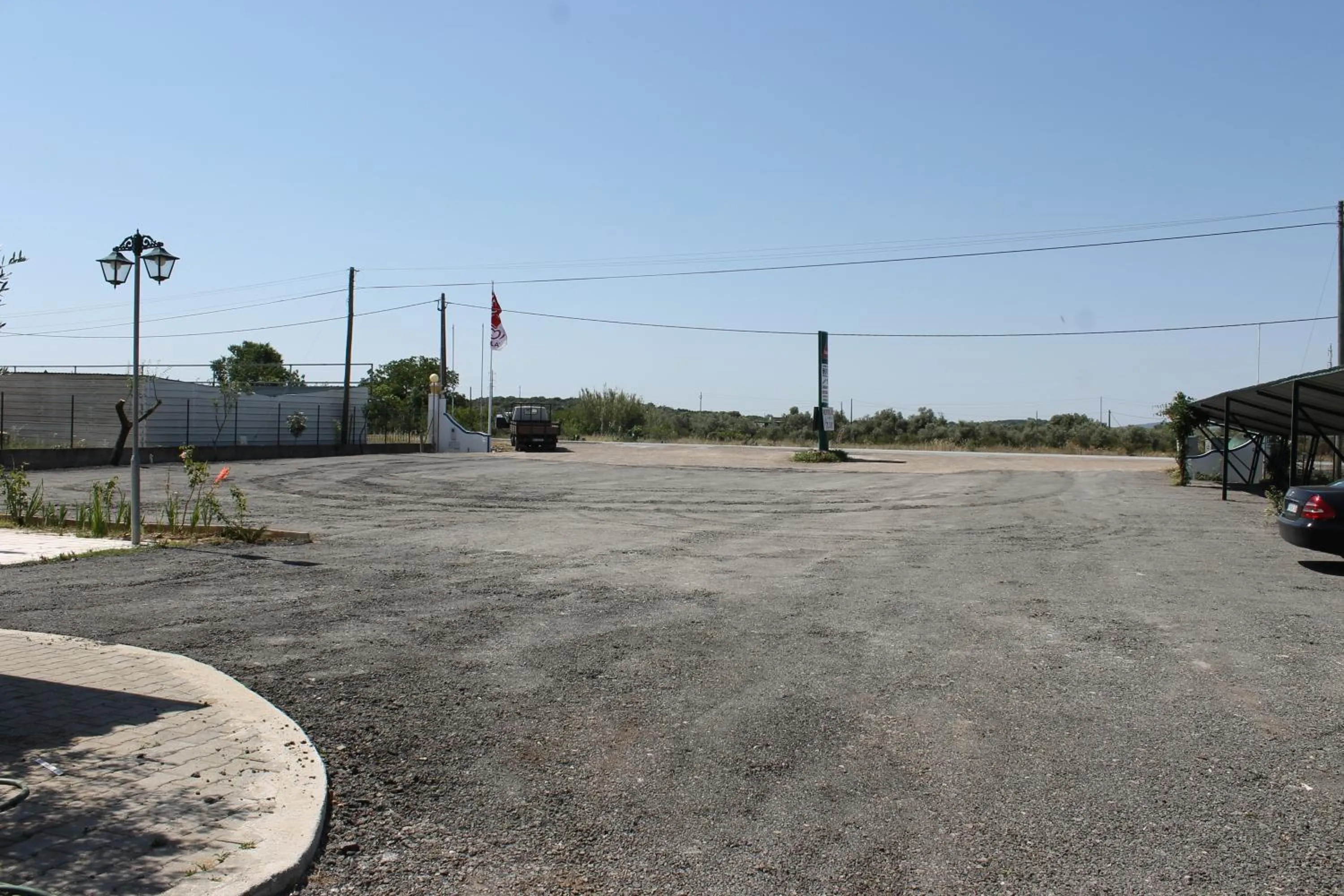 Facade/entrance in "O Viajante" Low Cost Hotel