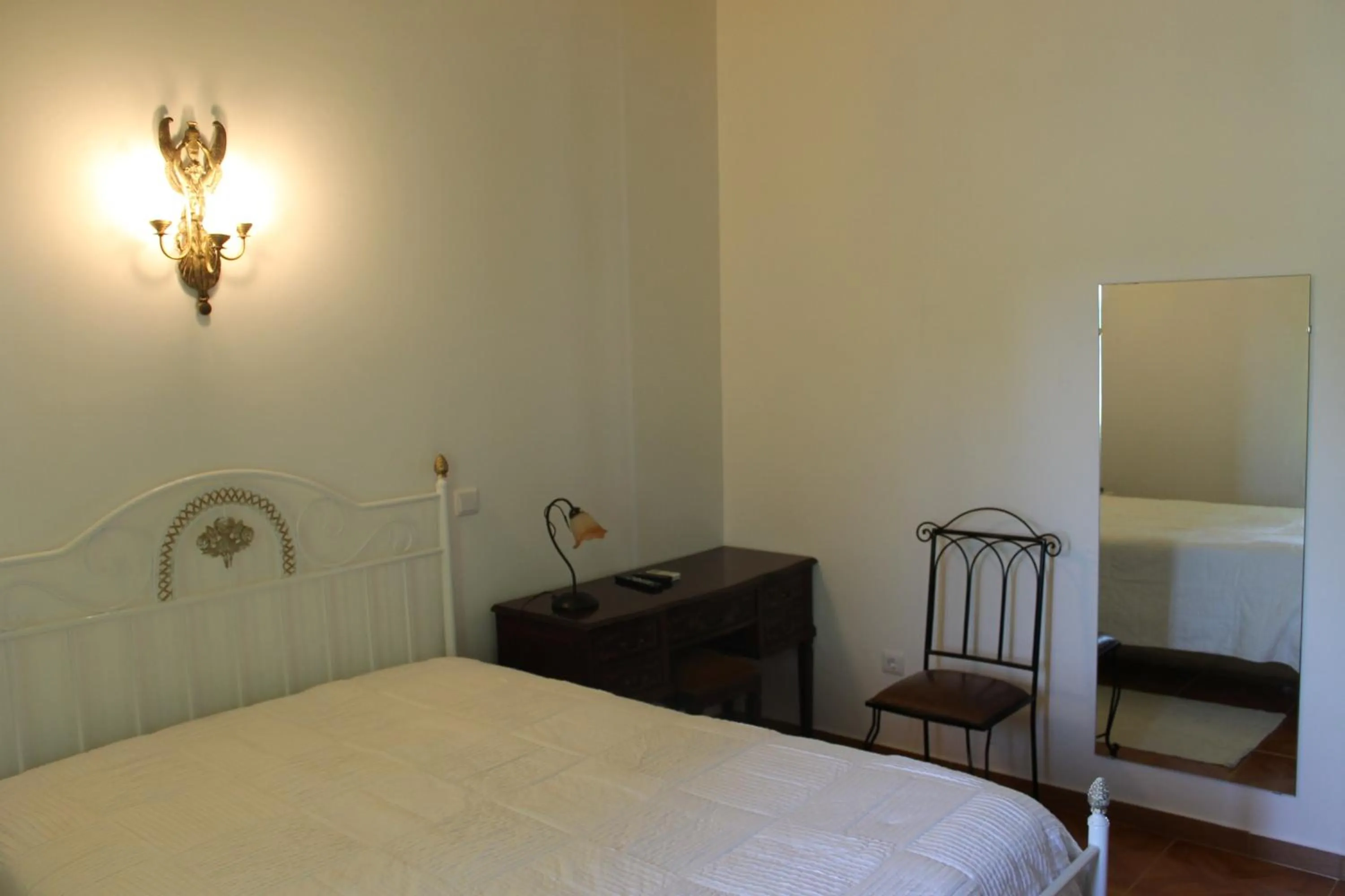 Bedroom, Bed in "O Viajante" Low Cost Hotel