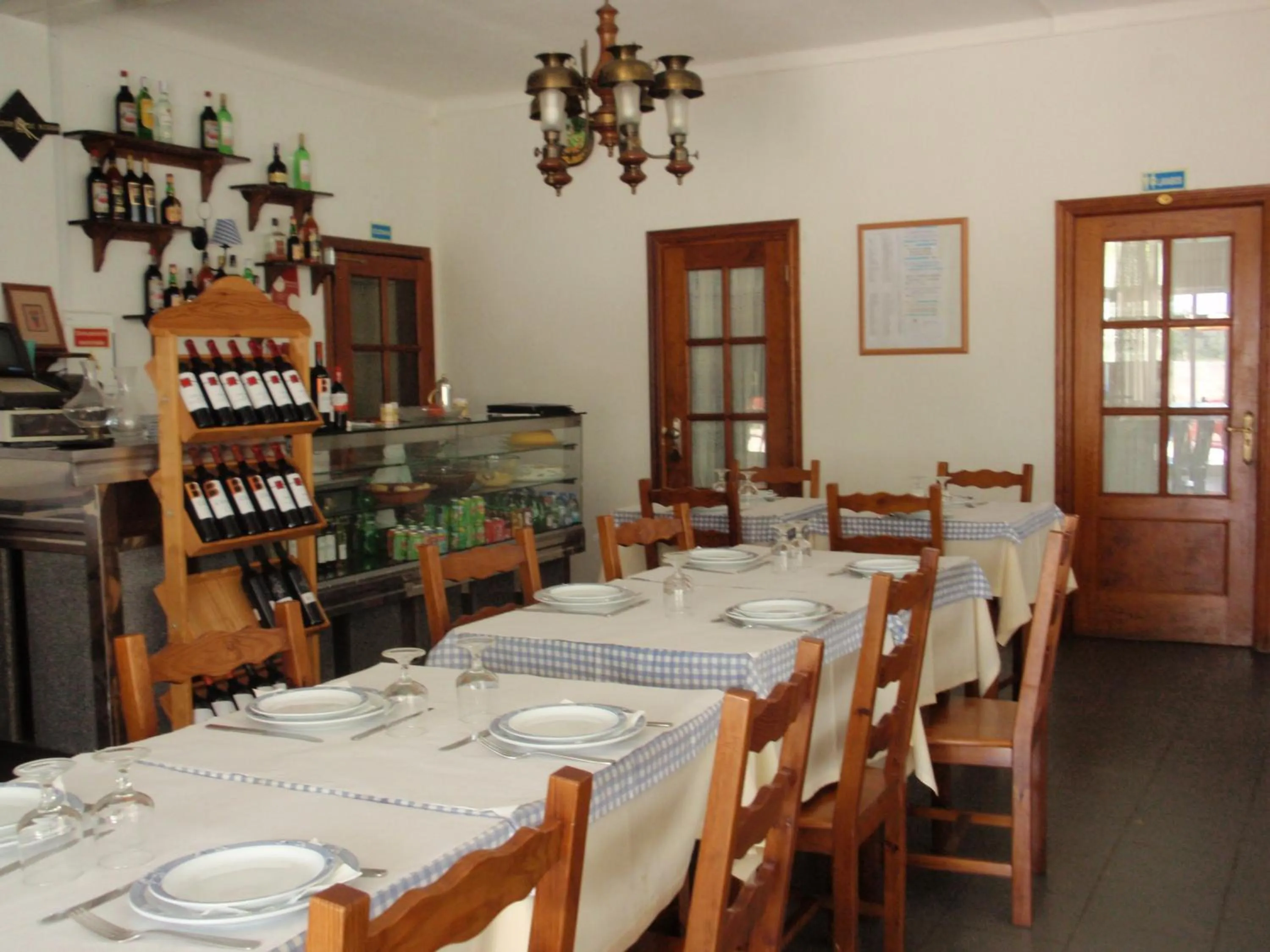 Restaurant/places to eat in "O Viajante" Low Cost Hotel