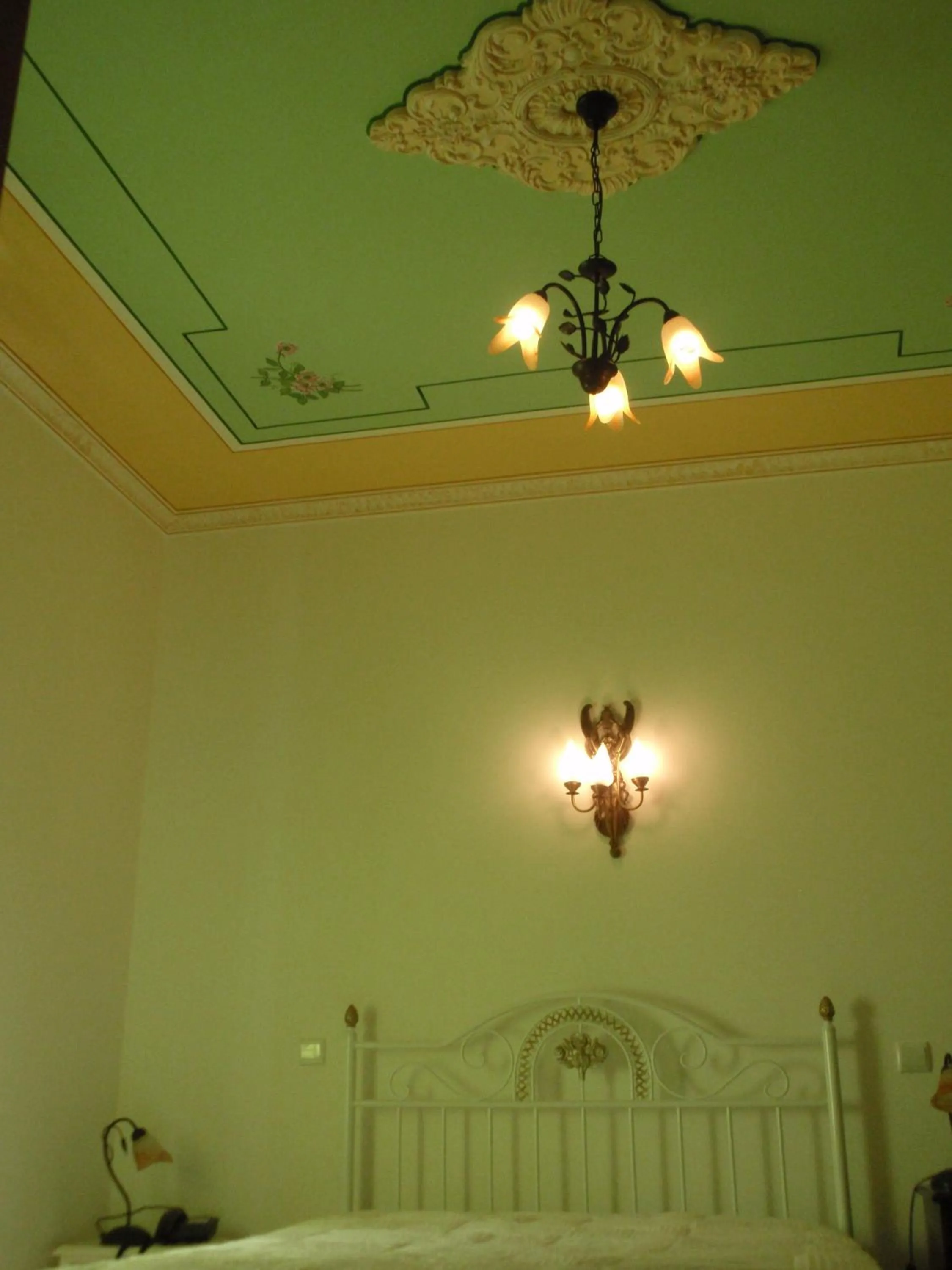 Bedroom, Bed in "O Viajante" Low Cost Hotel