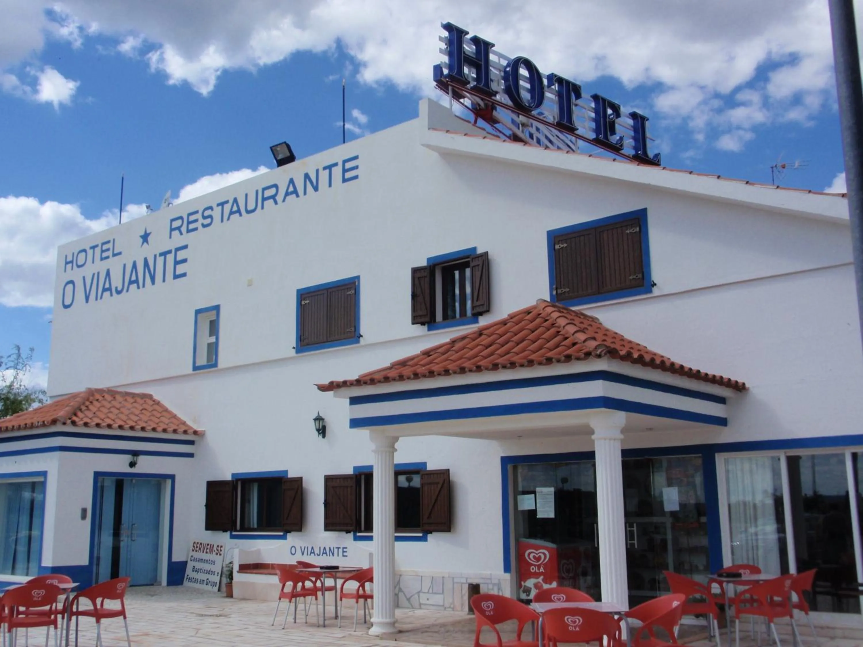 Facade/entrance in "O Viajante" Low Cost Hotel