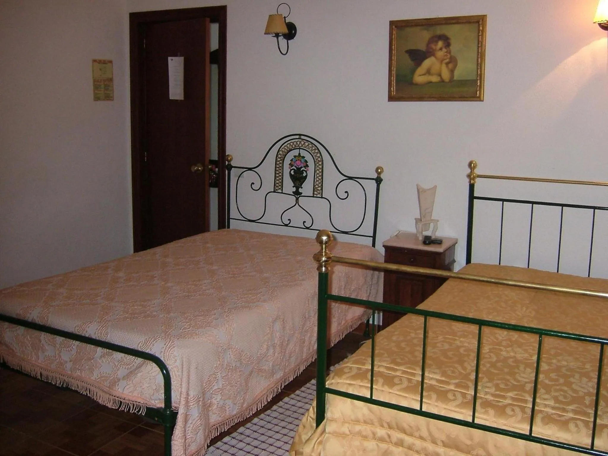 Bedroom, Bed in "O Viajante" Low Cost Hotel