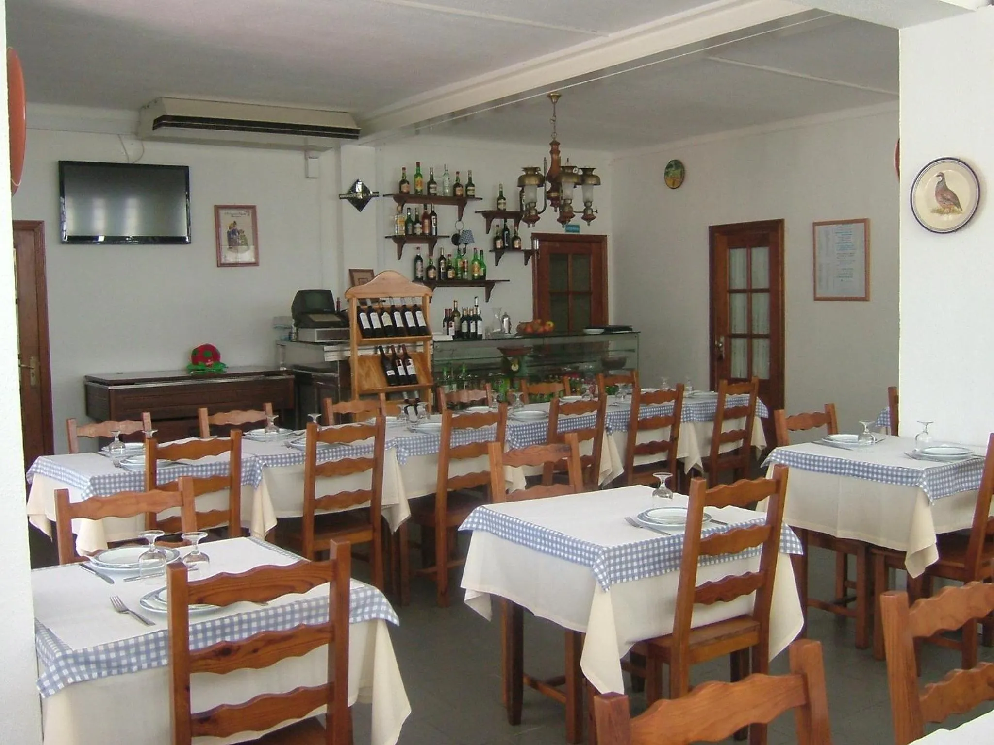 Restaurant/places to eat in "O Viajante" Low Cost Hotel