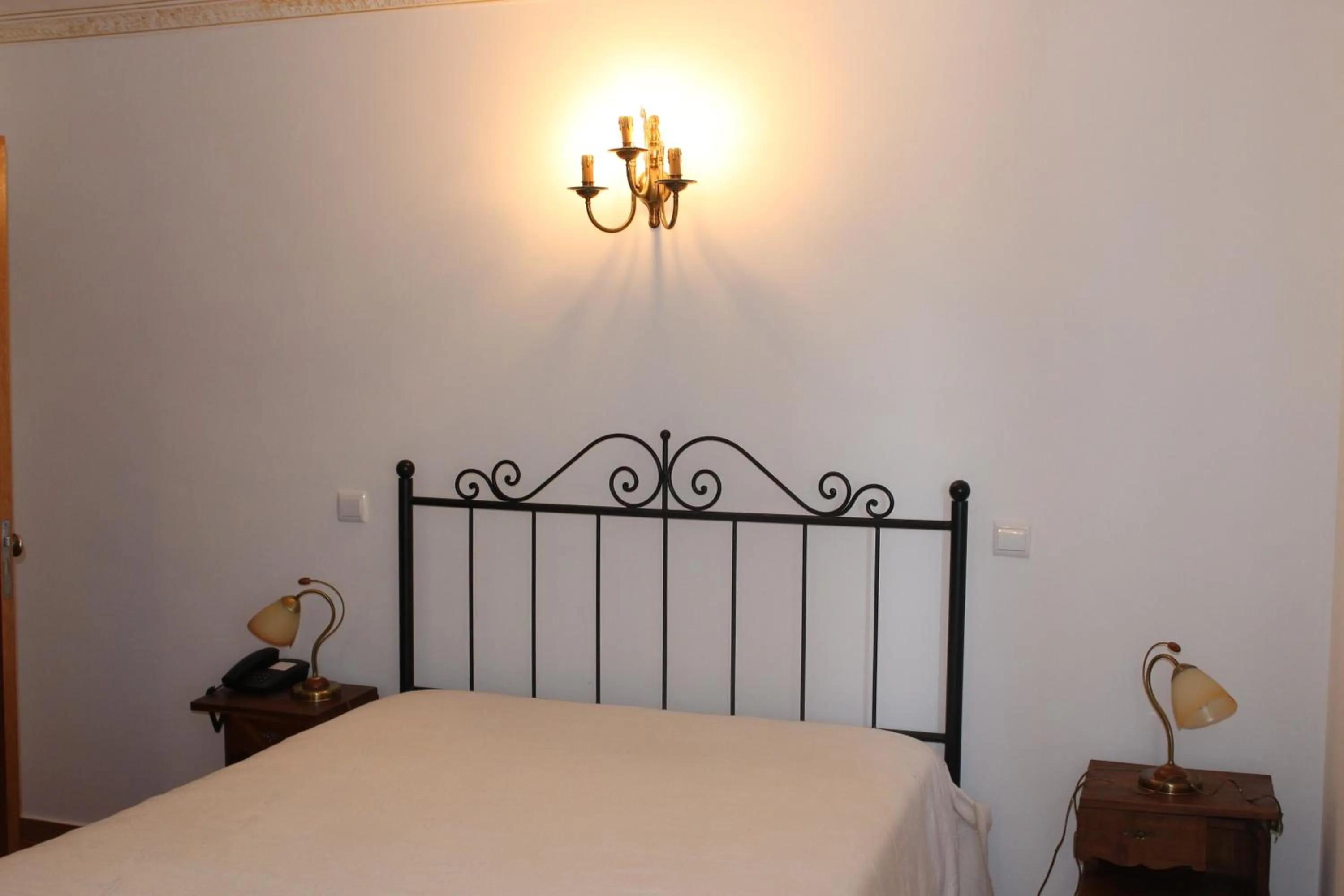 Bedroom, Bed in "O Viajante" Low Cost Hotel