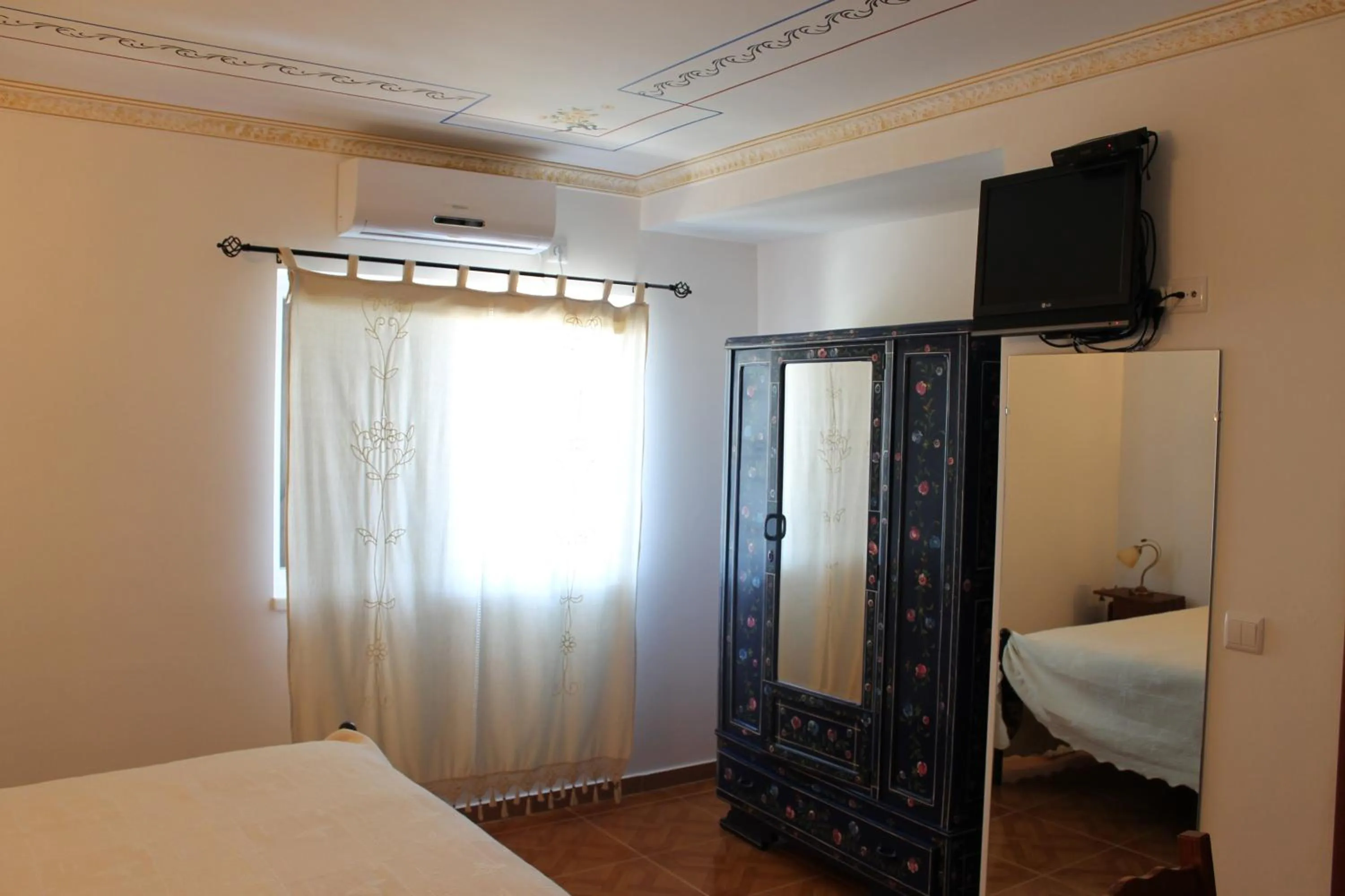 Bedroom, Bed in "O Viajante" Low Cost Hotel