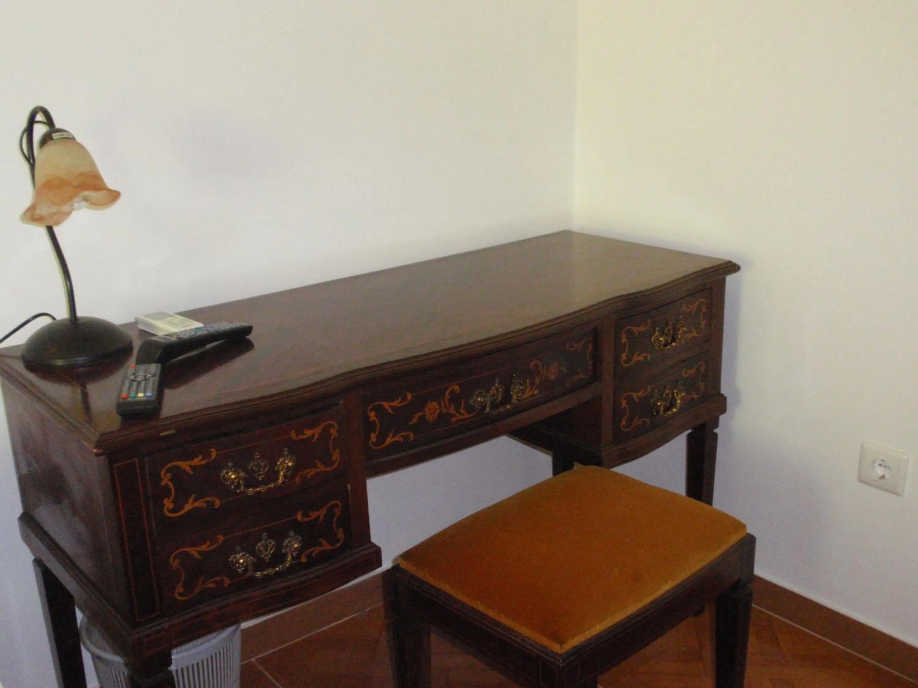 Seating area in "O Viajante" Low Cost Hotel