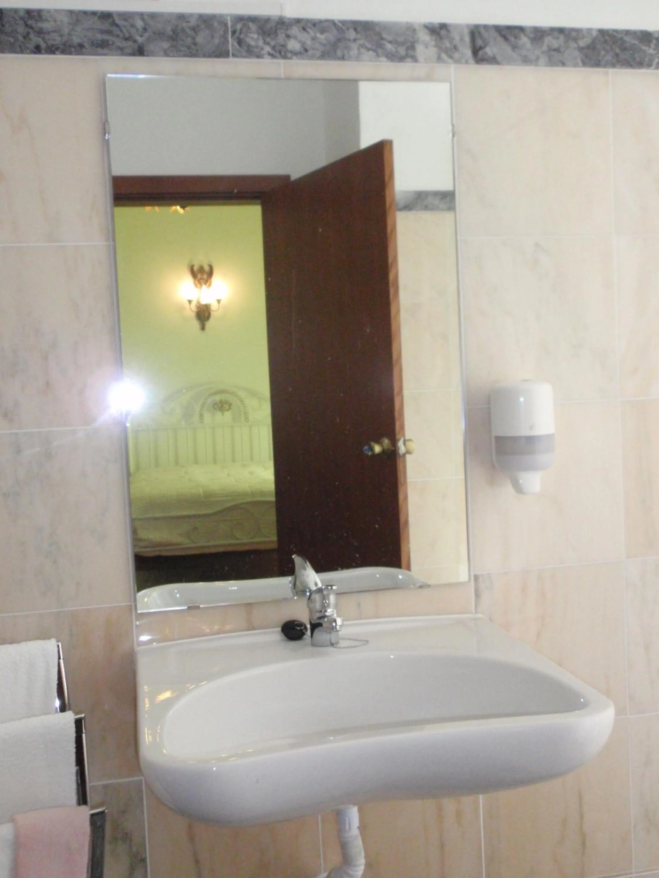 Bathroom in "O Viajante" Low Cost Hotel