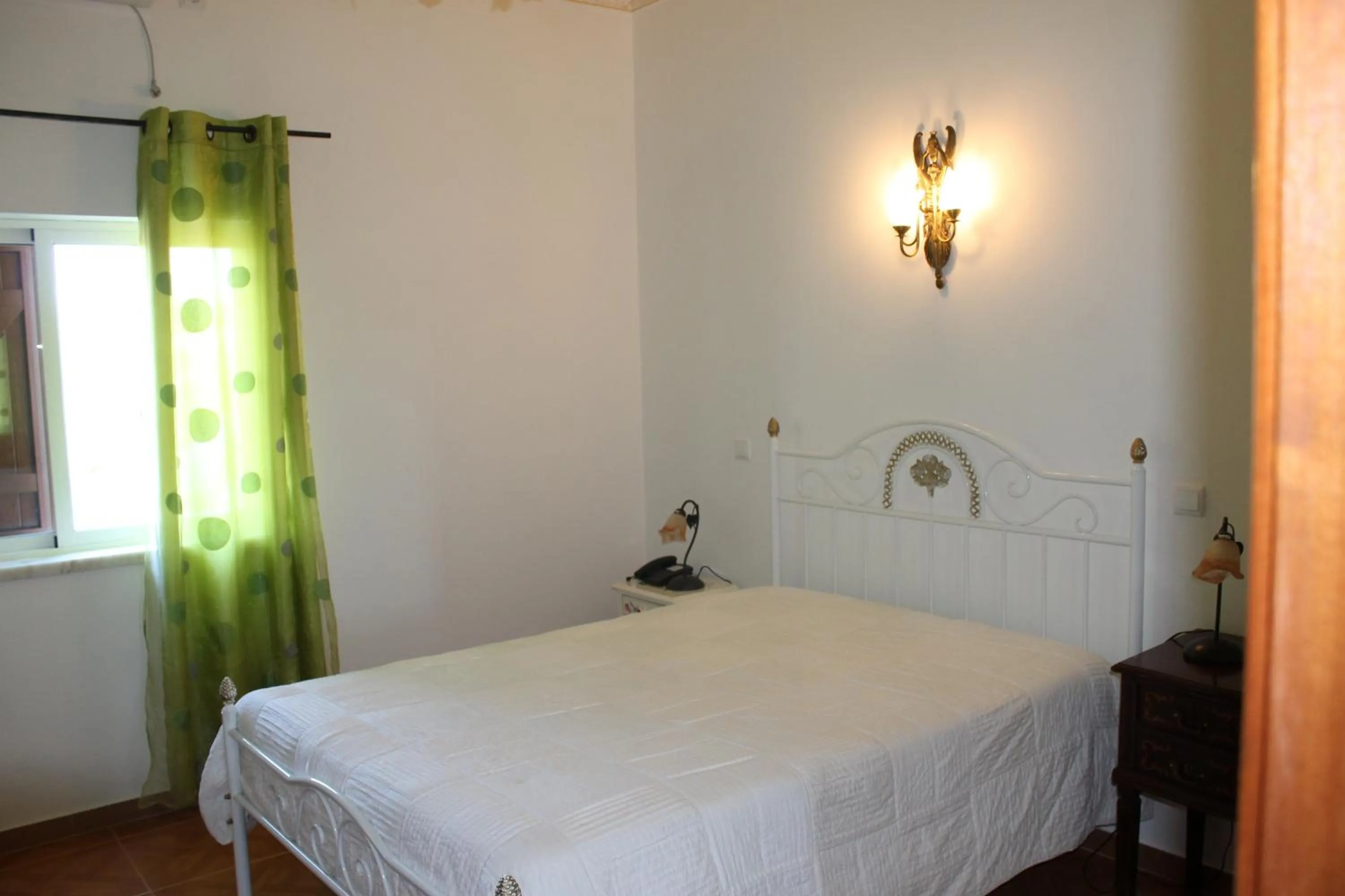 Bedroom, Bed in "O Viajante" Low Cost Hotel