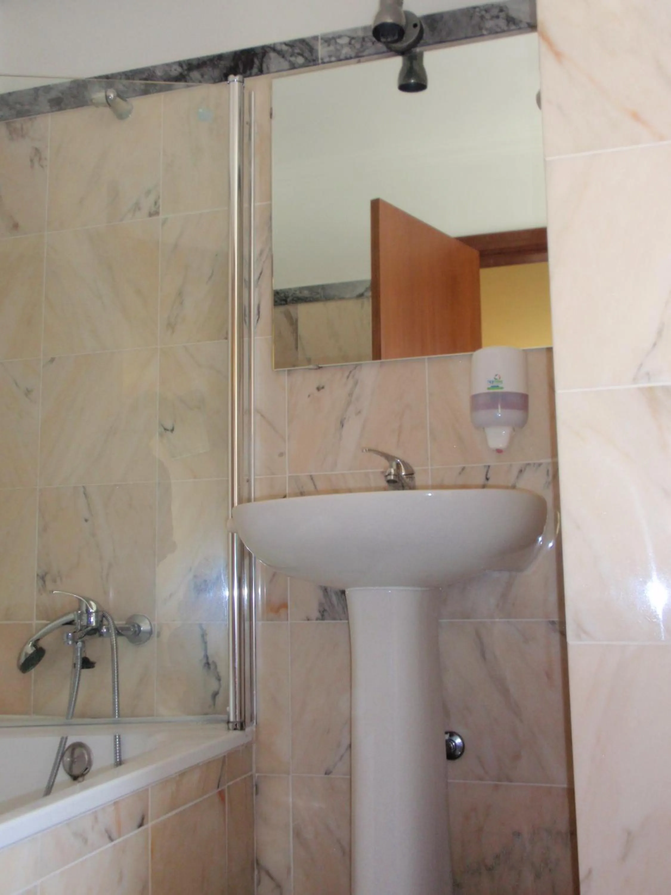 Bathroom in "O Viajante" Low Cost Hotel