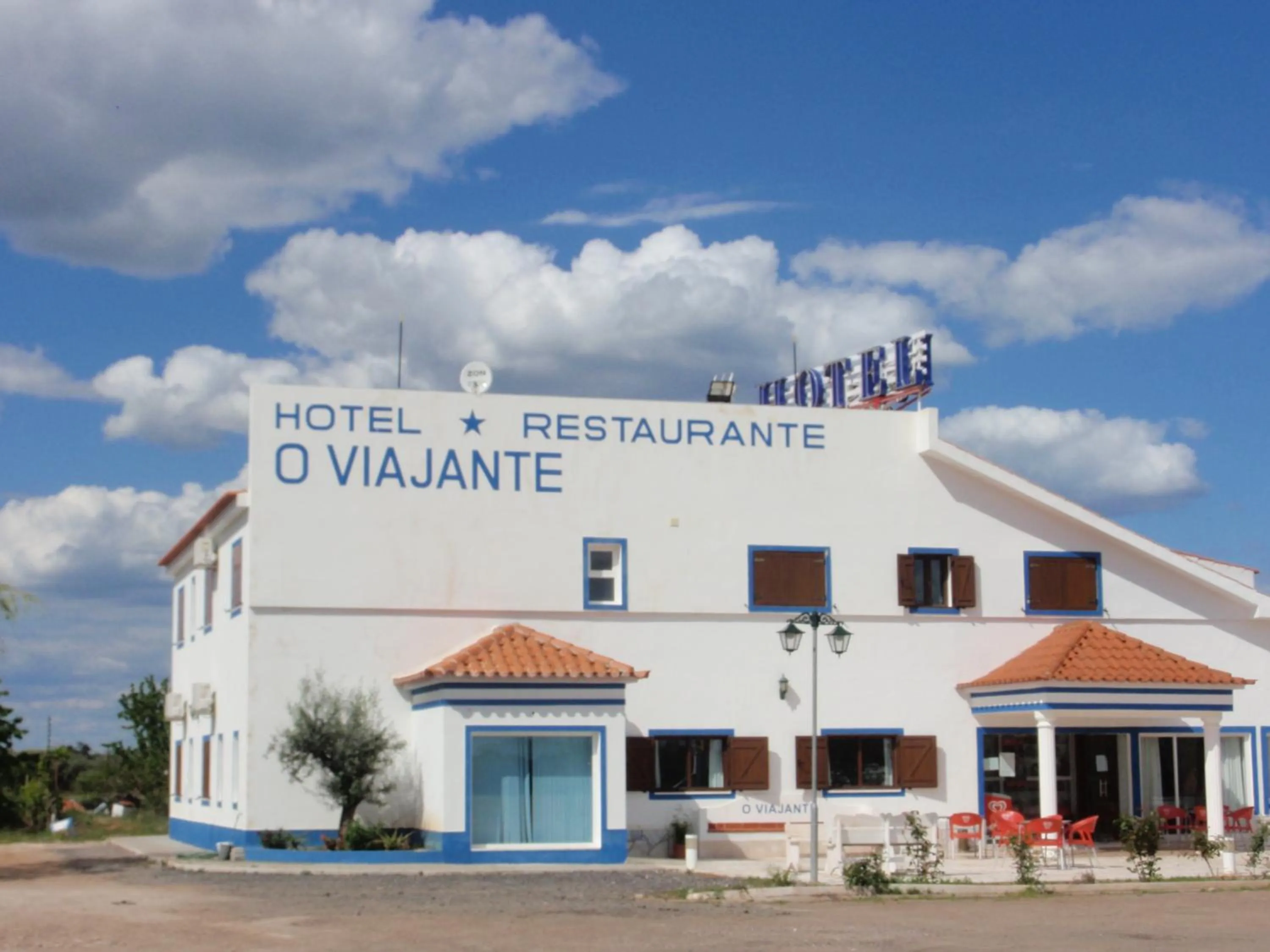 Facade/entrance in "O Viajante" Low Cost Hotel