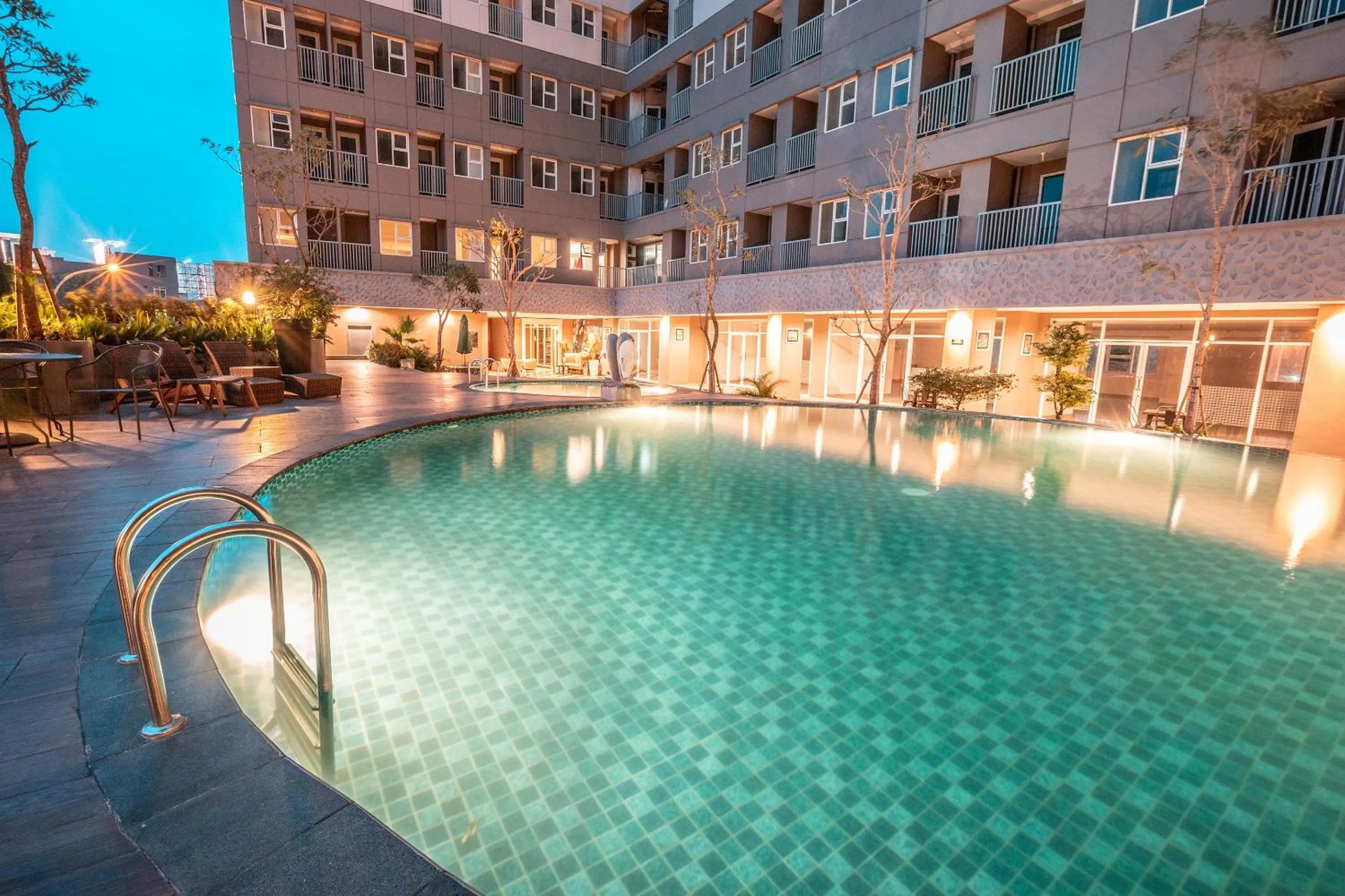 Swimming pool in OYO Flagship 728 Baileys Apartment