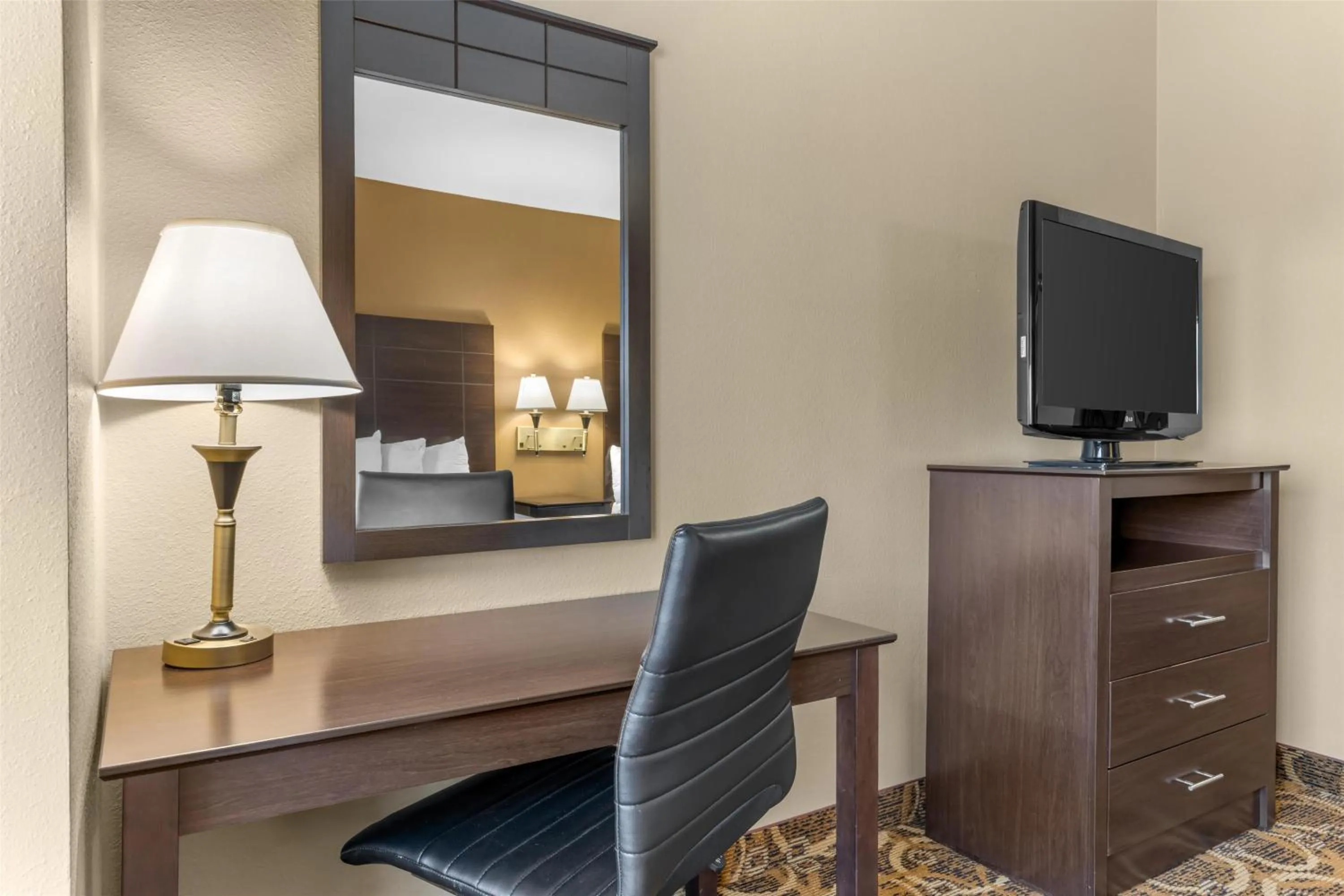 Bedroom in Best Western Northwest Inn