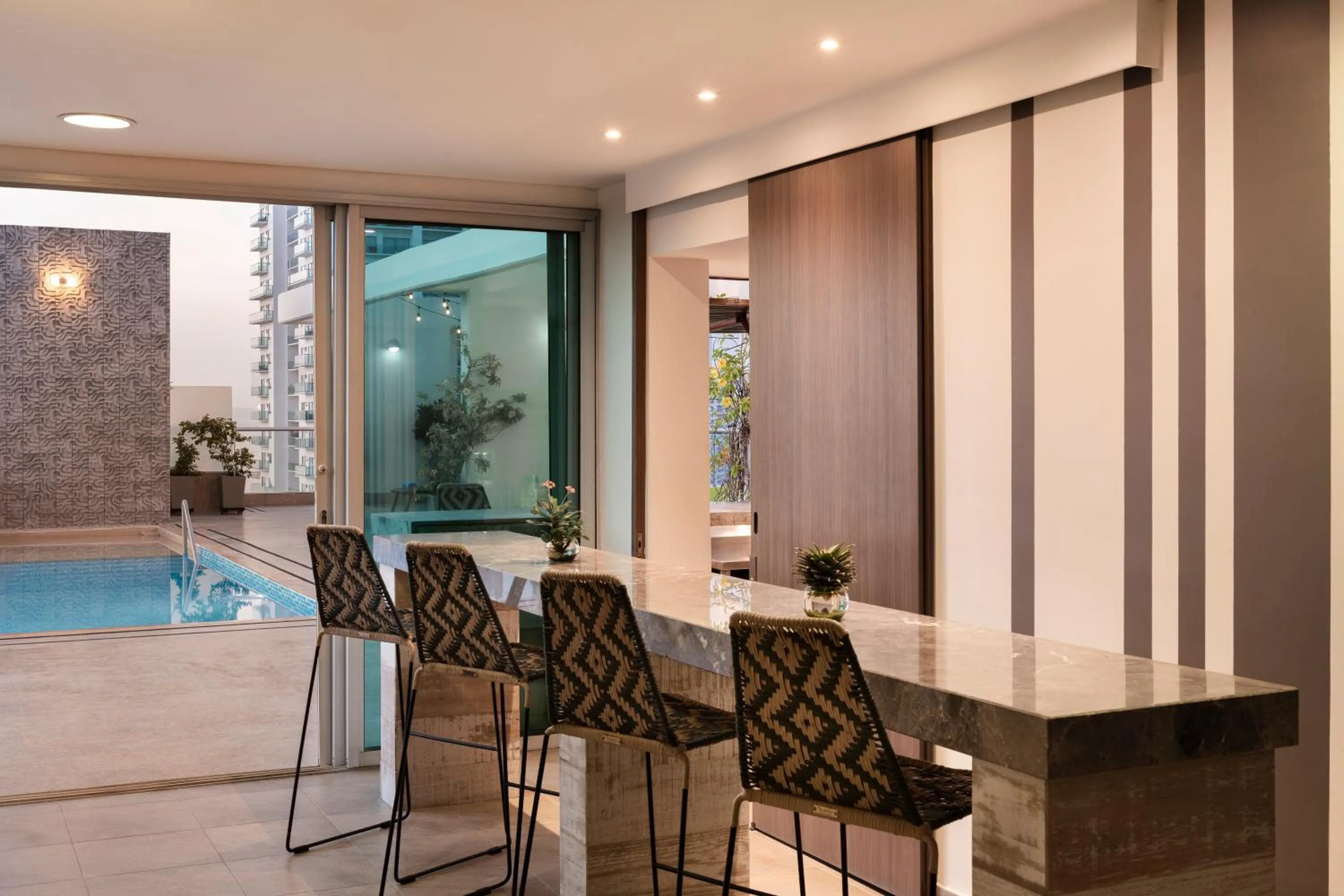 Lounge or bar in Hampton by Hilton Cartagena