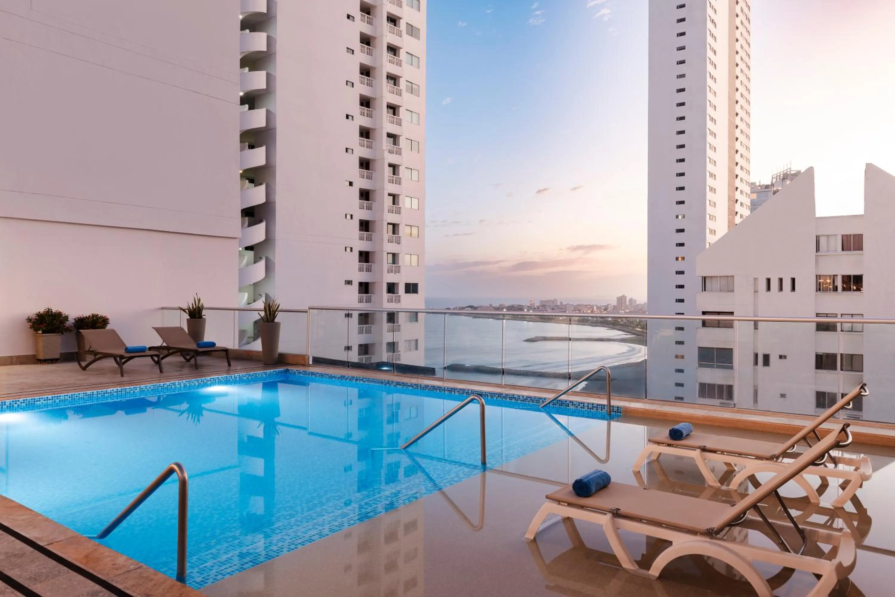 Swimming pool in Hampton by Hilton Cartagena