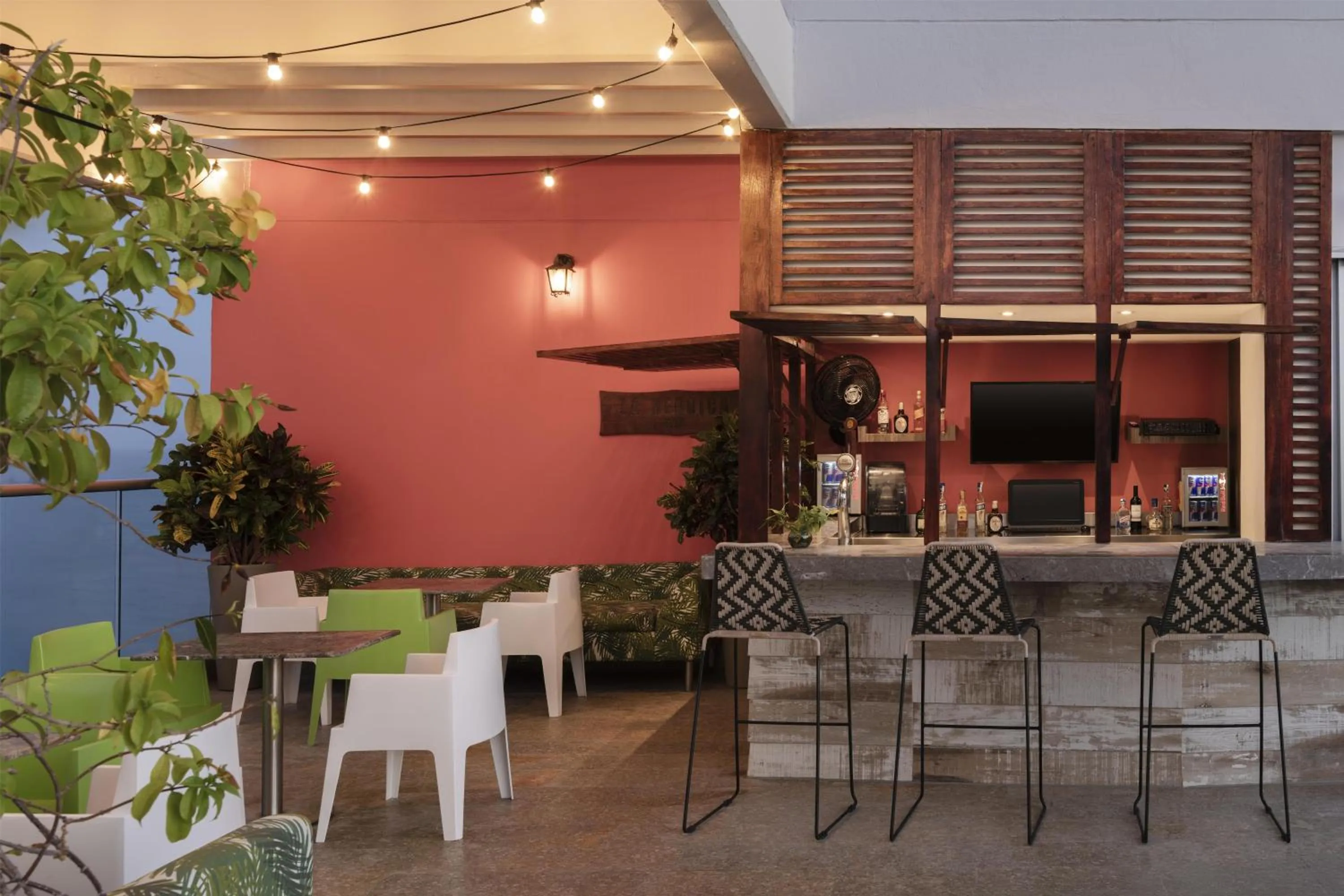 Lounge or bar in Hampton by Hilton Cartagena