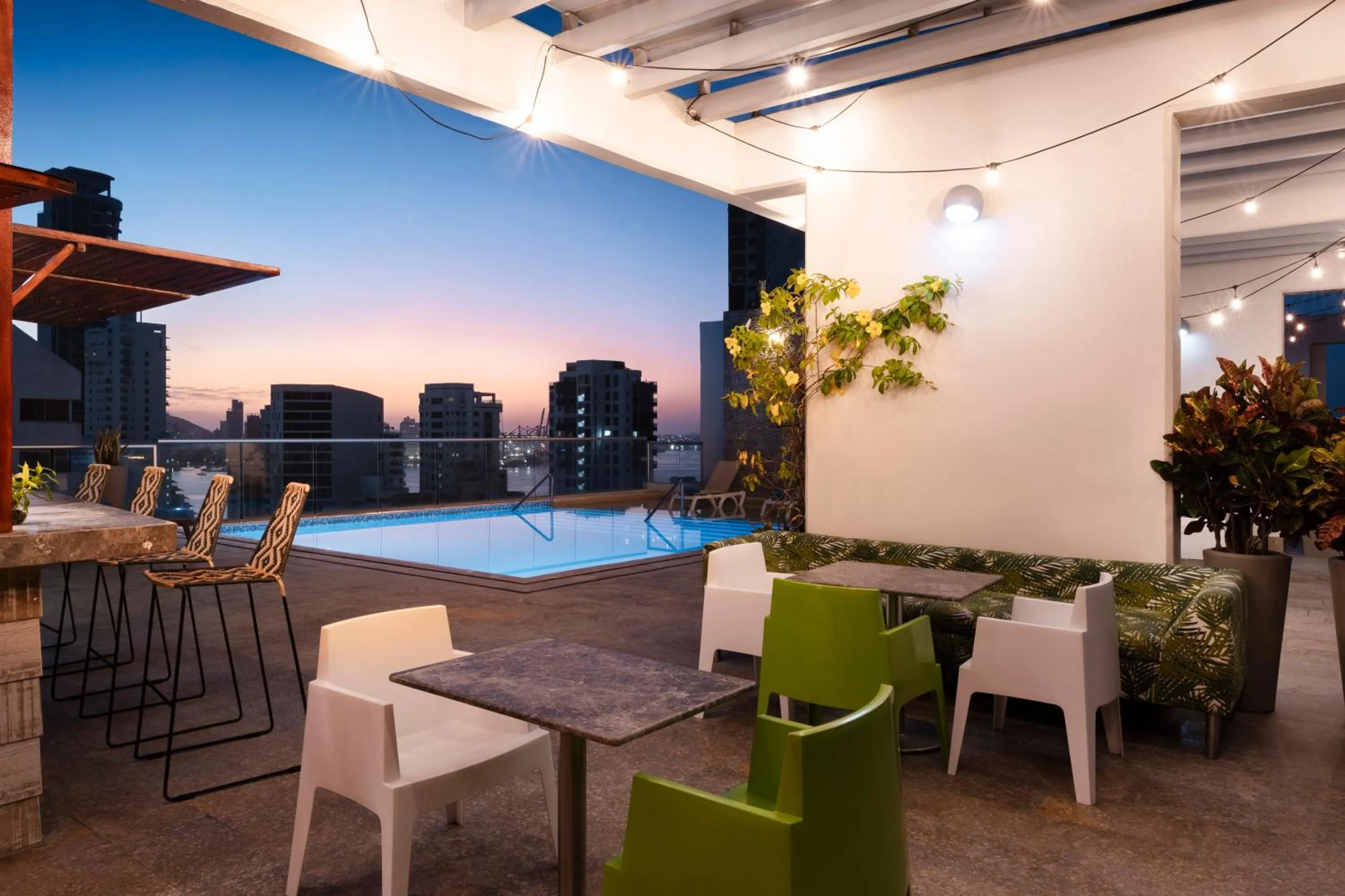 Swimming pool in Hampton by Hilton Cartagena