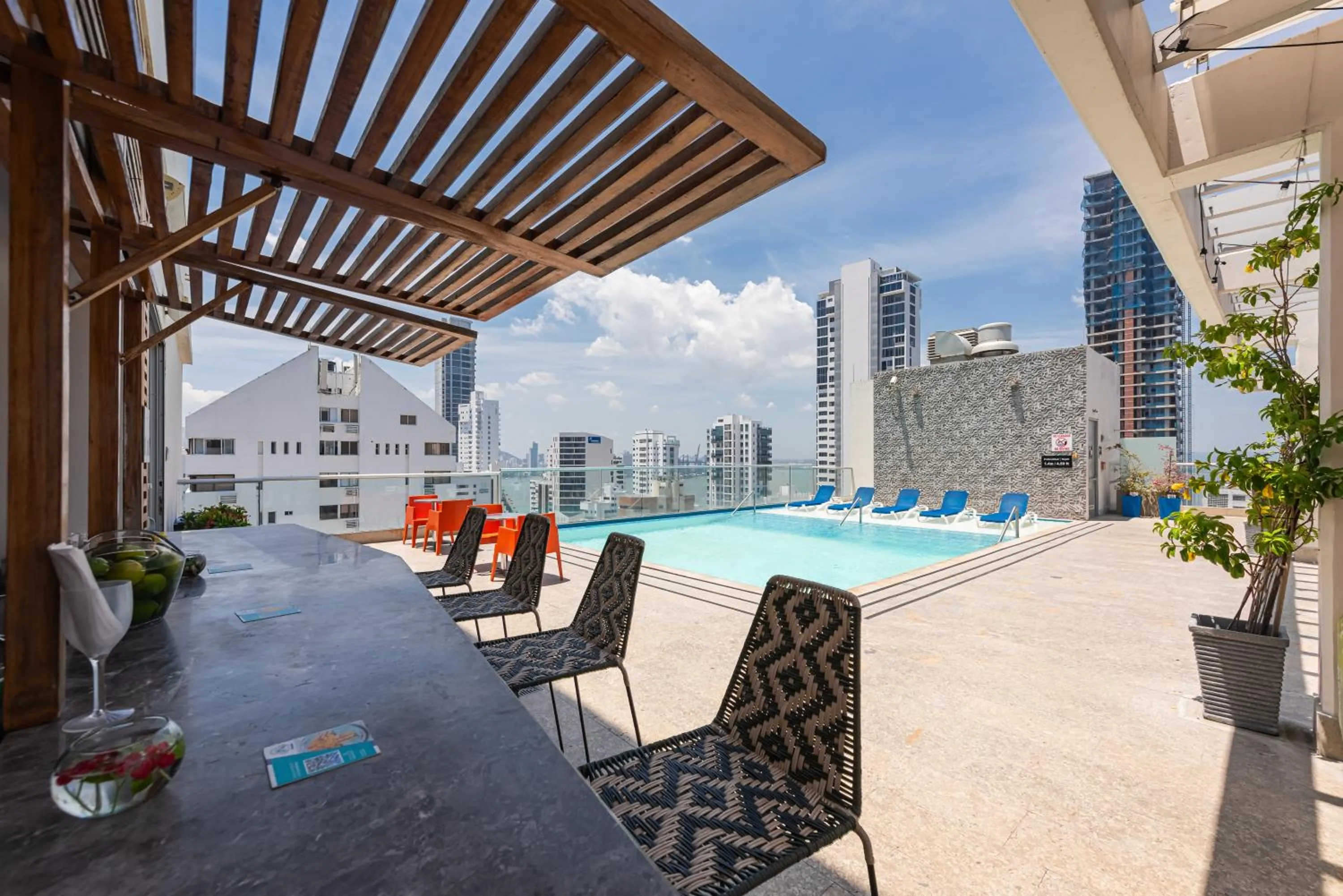 Swimming pool in Hampton by Hilton Cartagena