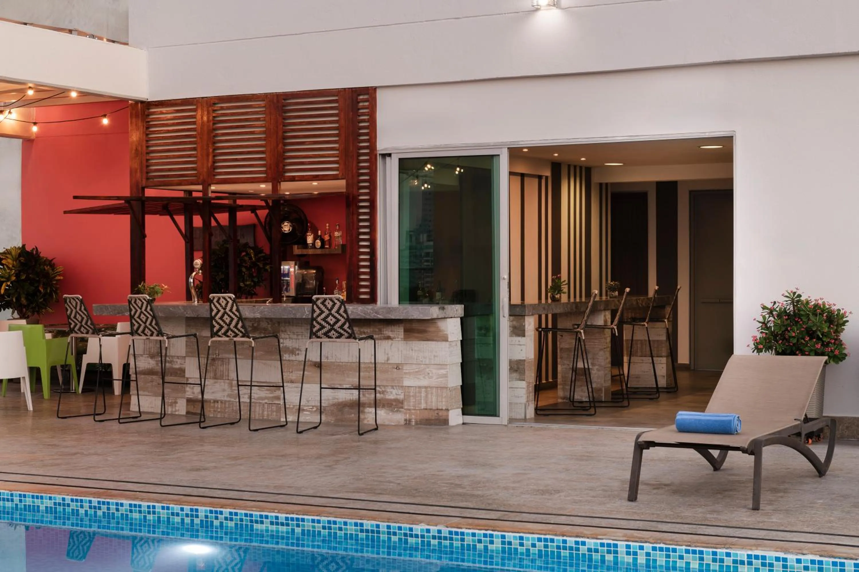 Lounge or bar in Hampton by Hilton Cartagena