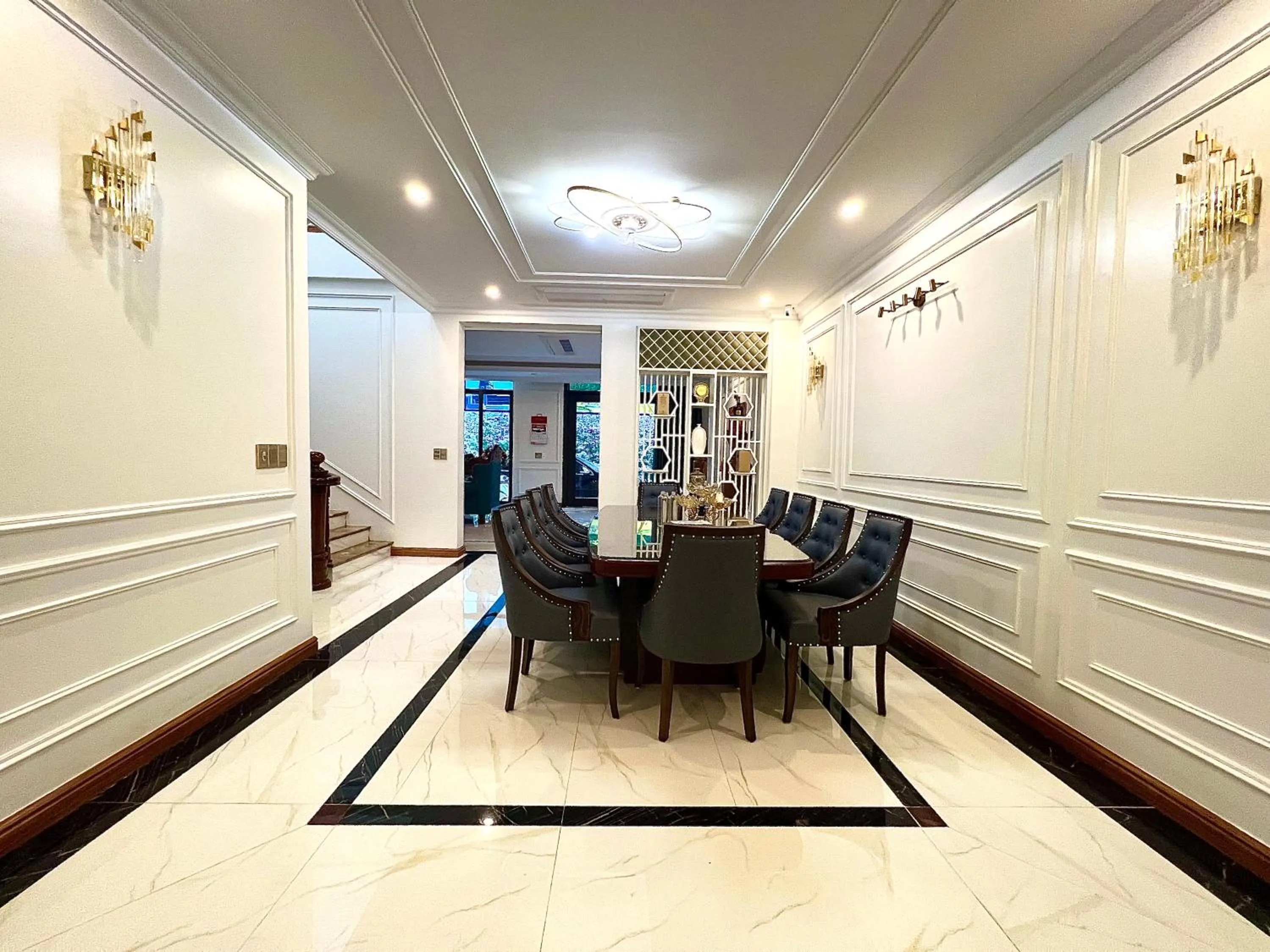 Food and drinks in Golden Jungle House