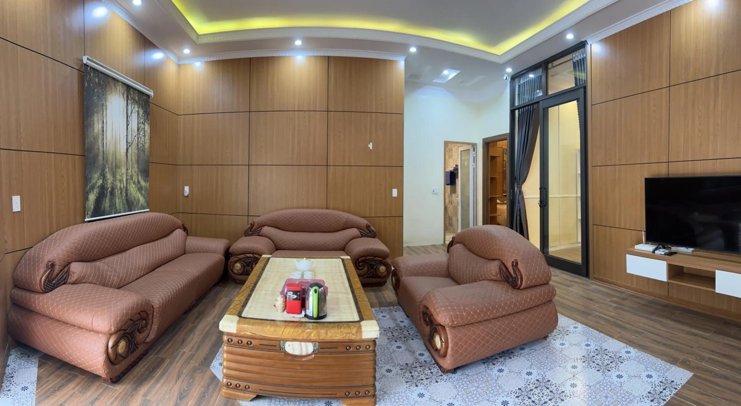 Communal lounge/ TV room in Golden Jungle House