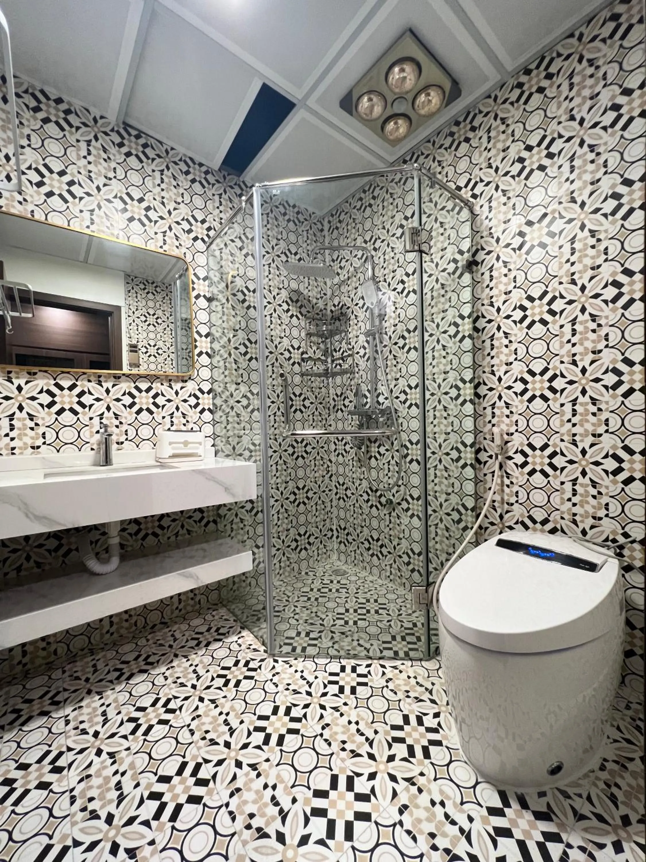 Toilet in Golden Jungle House