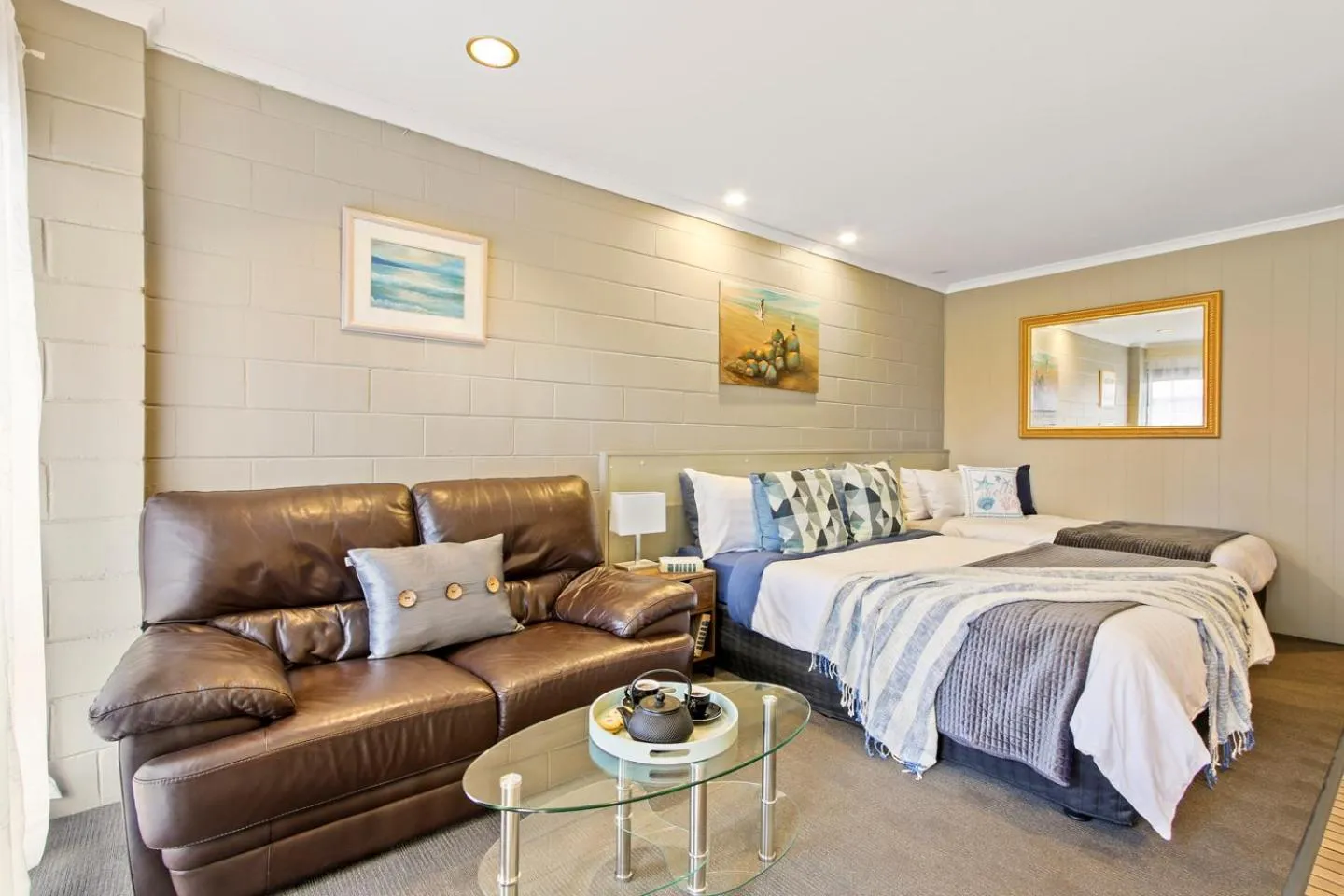 Photo of the whole room, Bed in Sandbar Motel