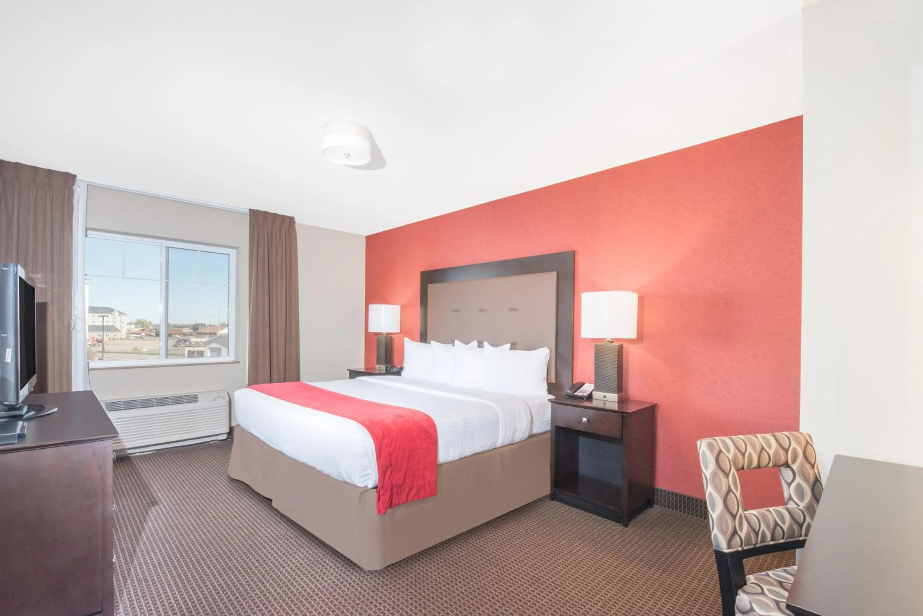 Bed in Hawthorn Suites by Wyndham Williston