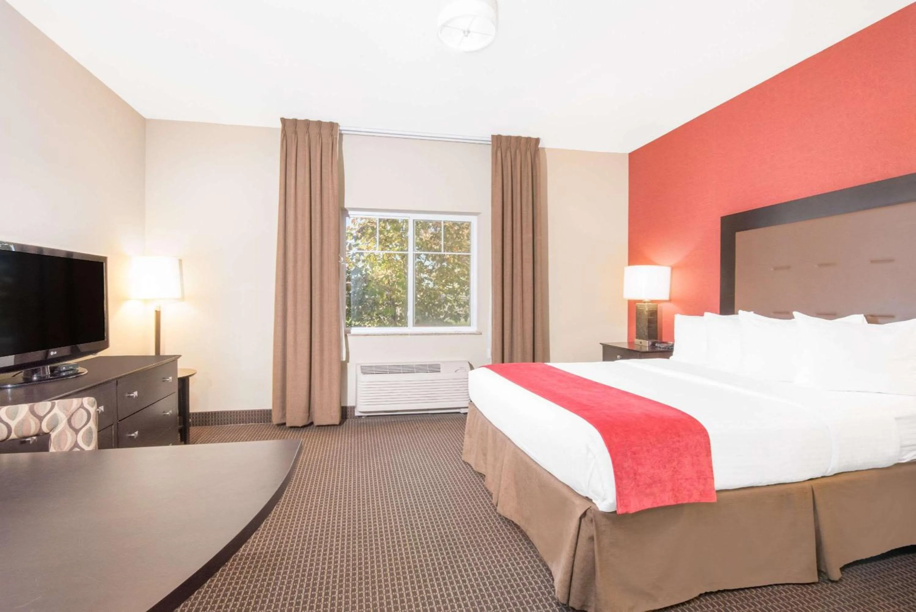 Photo of the whole room, Bed in Hawthorn Suites by Wyndham Williston