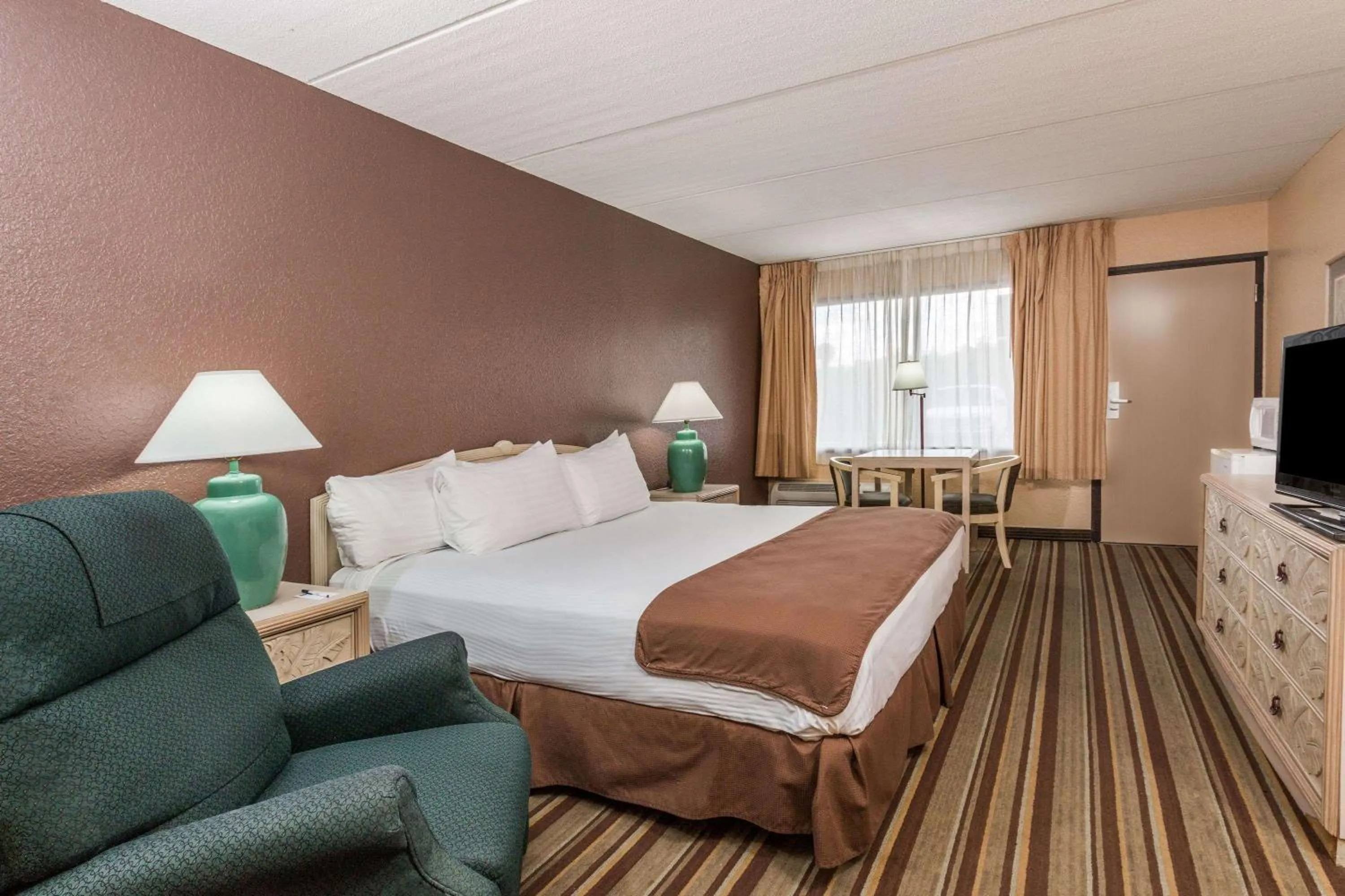Photo of the whole room, Bed in Travelodge by Wyndham Deltona