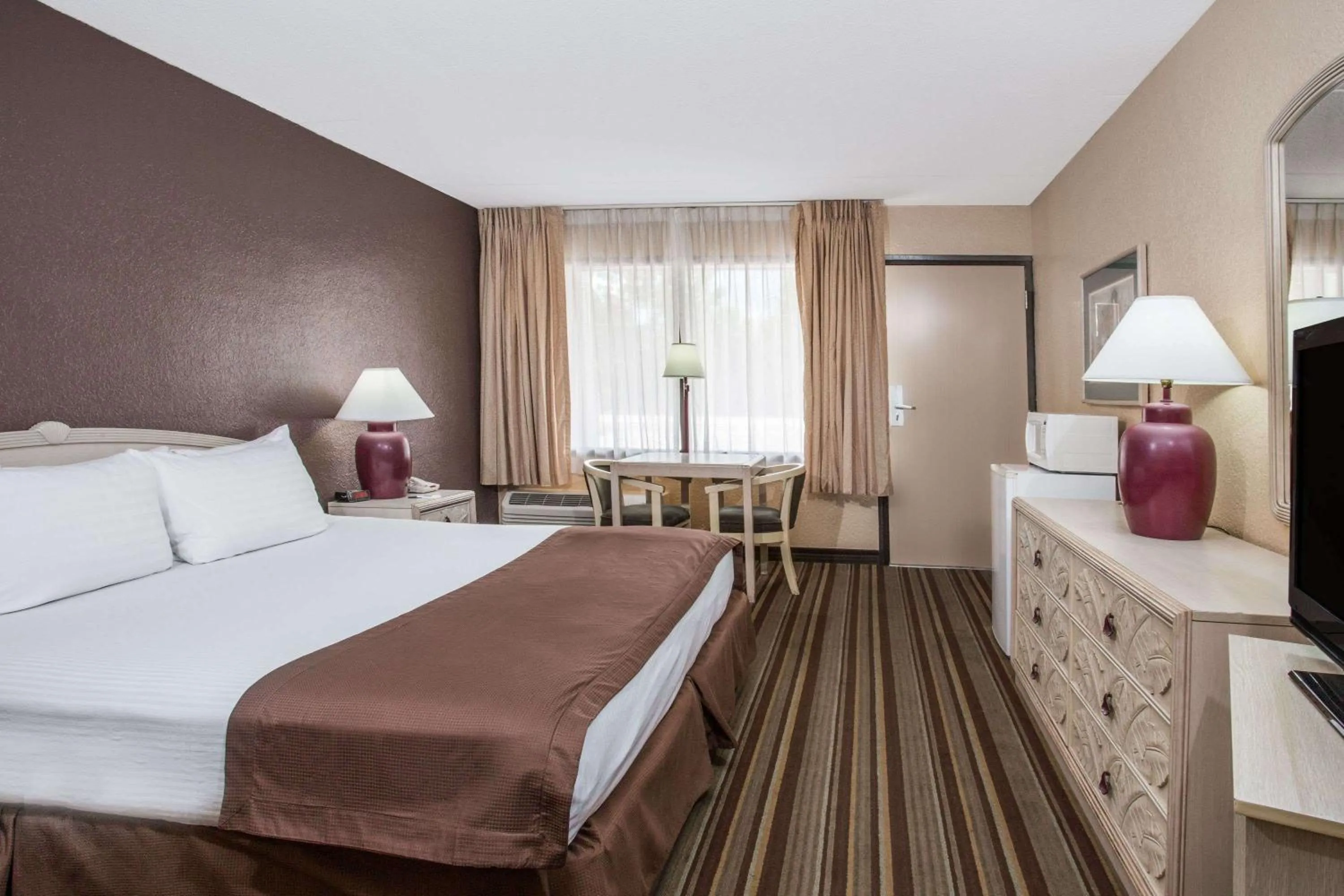 Photo of the whole room, Bed in Travelodge by Wyndham Deltona