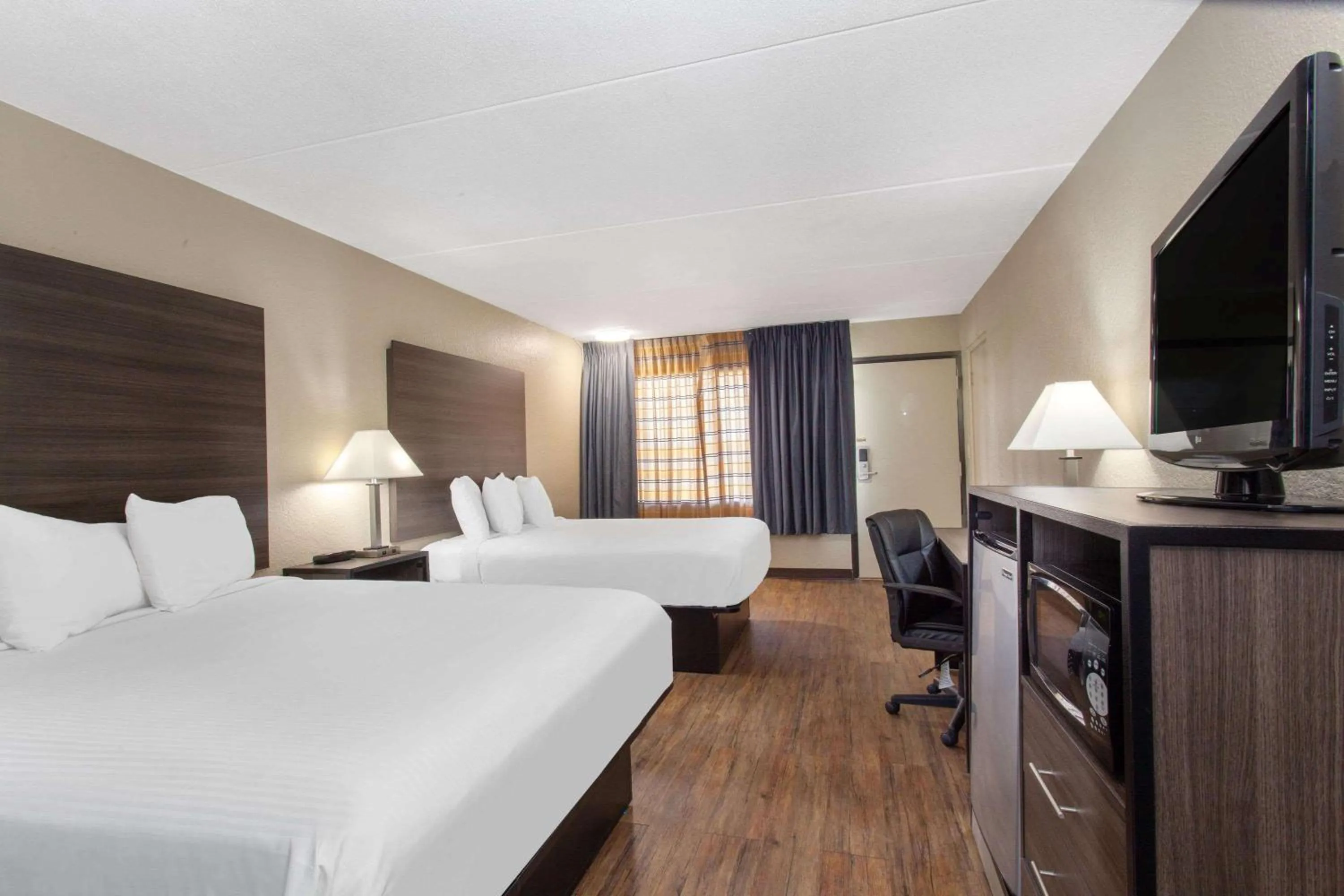 Photo of the whole room, Bed in Travelodge by Wyndham Deltona