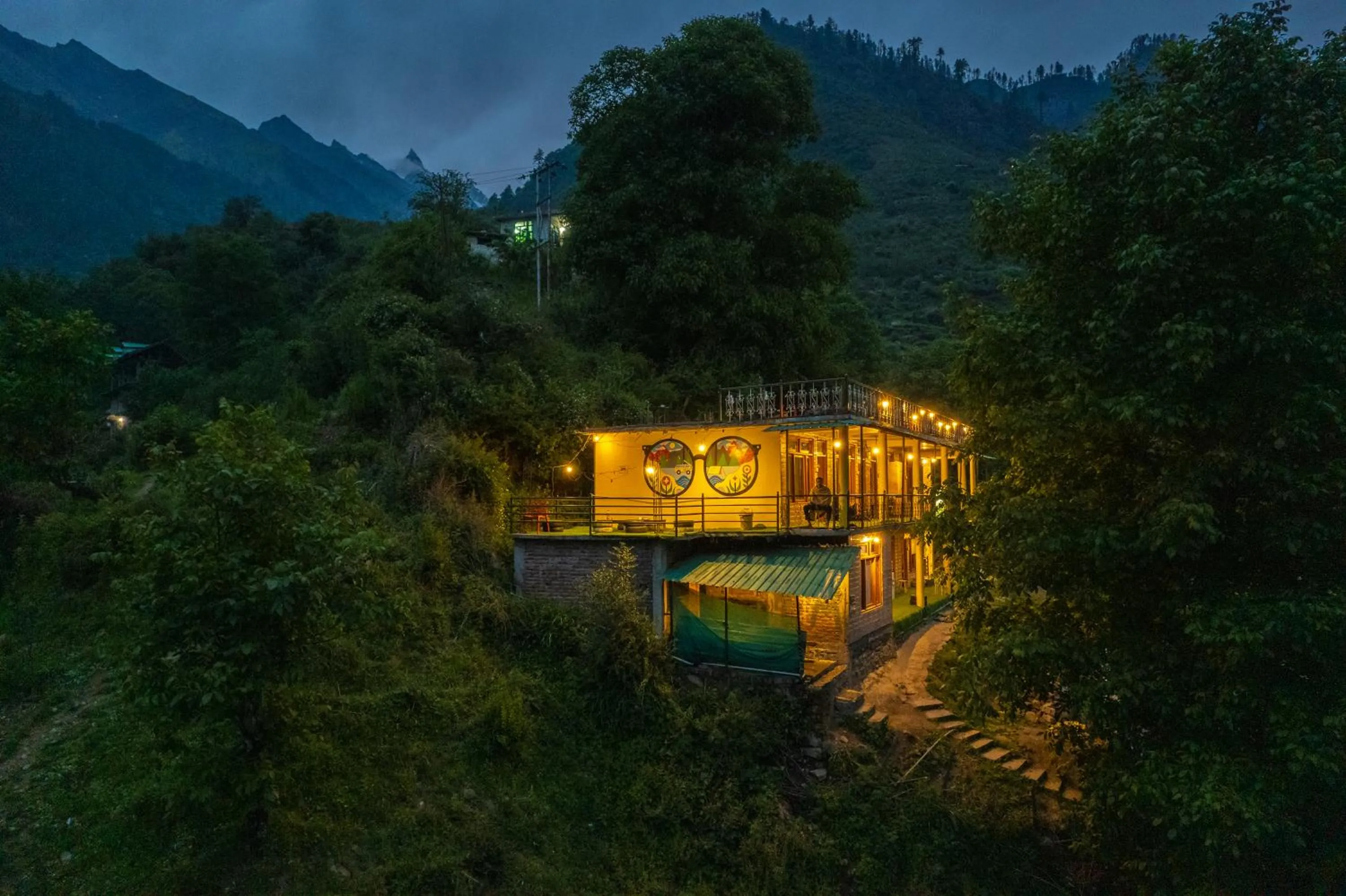 Property building in Whoopers Hostel Tosh