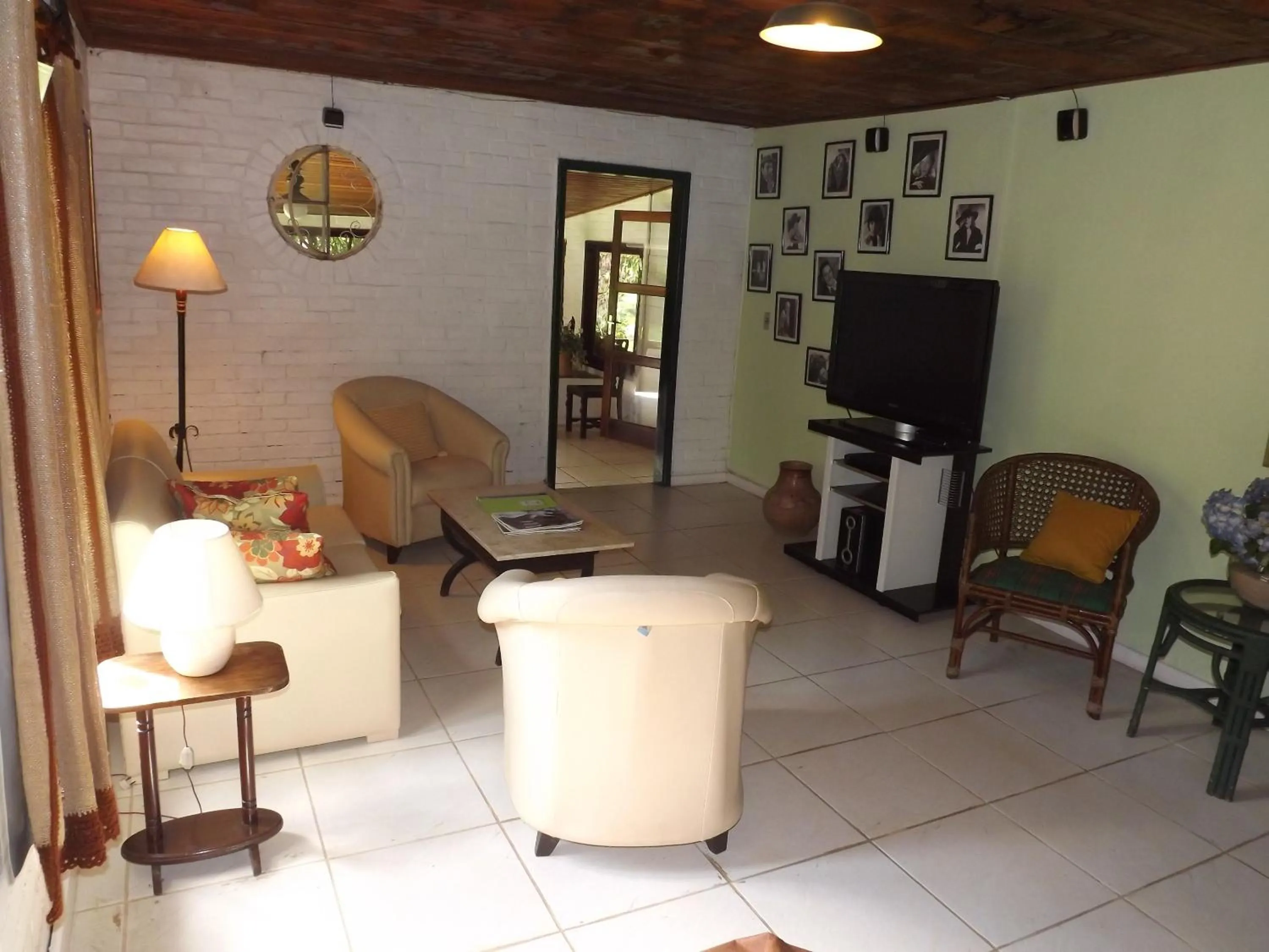 Communal lounge/ TV room in Hotel Vivenda Penedo